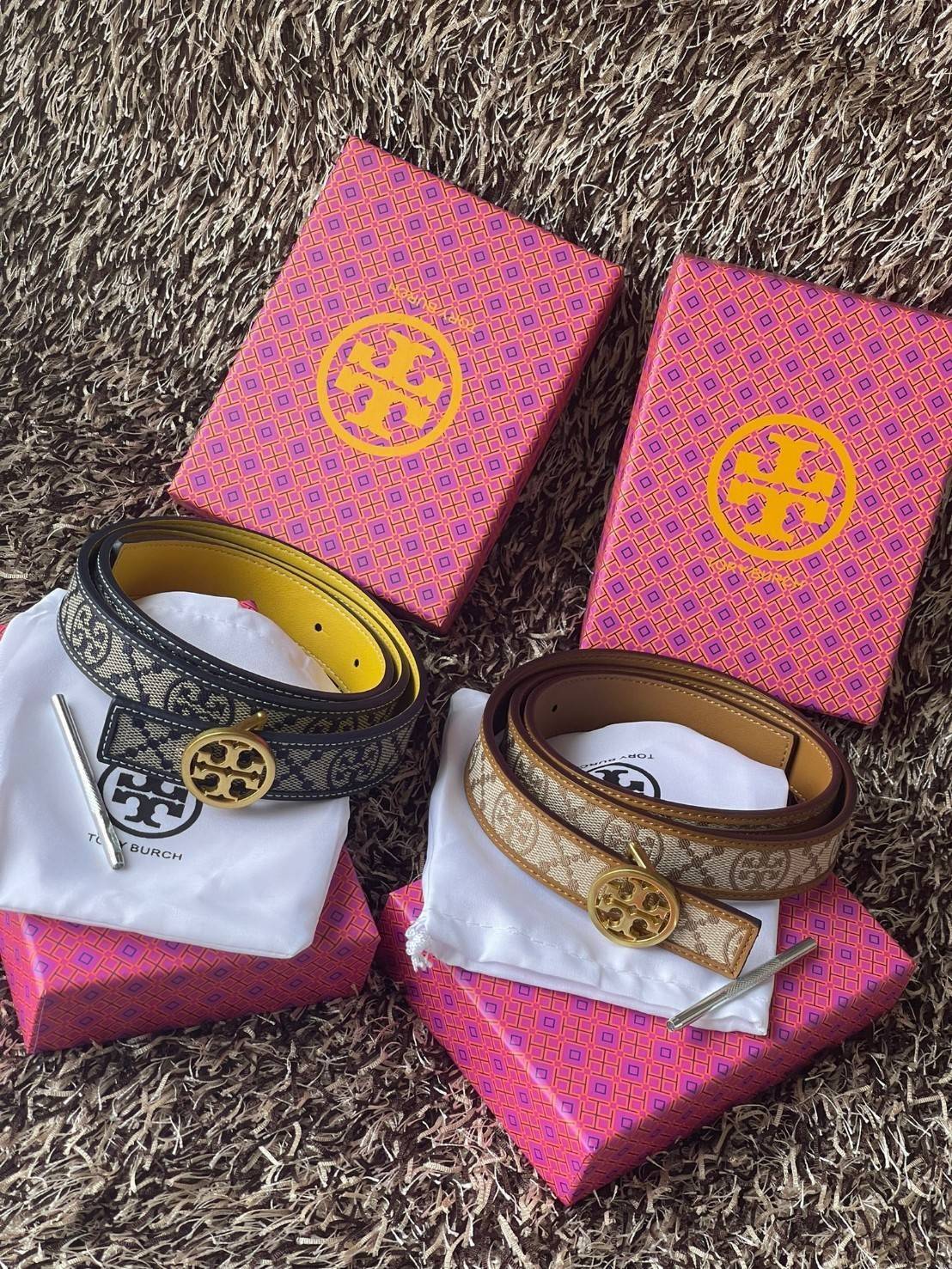 Tory burch t monogram jacquard belt เมื่อพูดถึงแบรนด์ระดับ Hi-end แล้วจะพลาดไม่ได้เลยกับแบรนด์ Tory Burch ที่ครองใจสายแฟชั่นมาโดยตลอด กับหัวเข็มขัดสัญลักษณ์ Double T ที่ได้รับความนิยมสูง มีการดีไซน์หัวเข็มขัดเป็นทองเหลืองเพื่อให้มีความโดดเด่นมากขึ้น ลวดลา