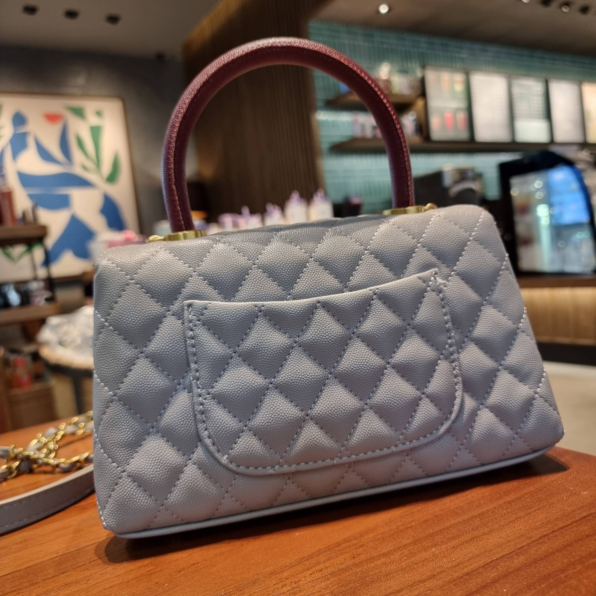 VIP 】รุ่นยอดฮิตตลอดกาล ไซส์กำลังสวย!! จากแบรนด์ Chanel กระเป๋าถือ/สะพาย หนังลายคาเวียร์ โลโก้เด่นชัด เปิด-ปิดกระเป๋าด้วยตัวบิดล็อค อะไหล่สีทองหรู ทรงสวยผู้ดี ภายในกระเป๋ามีช่องโล่งกว้างจุของได้พอสมควร มีช่องซิปแบ่งสัดส่วน ด้านหลังมีช่องเก็บของจุกจิกอีก 1 