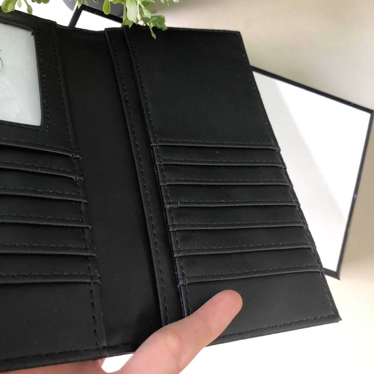 Guess long wallet กระเป๋าสตางค์ใบยาว หนังลาย saffiano ภายในมีช่องใส่ธนบัตร, บัตร, ช่องใส่รูป และช่องซิปใส่เหรียญด้านหลังค่ะ