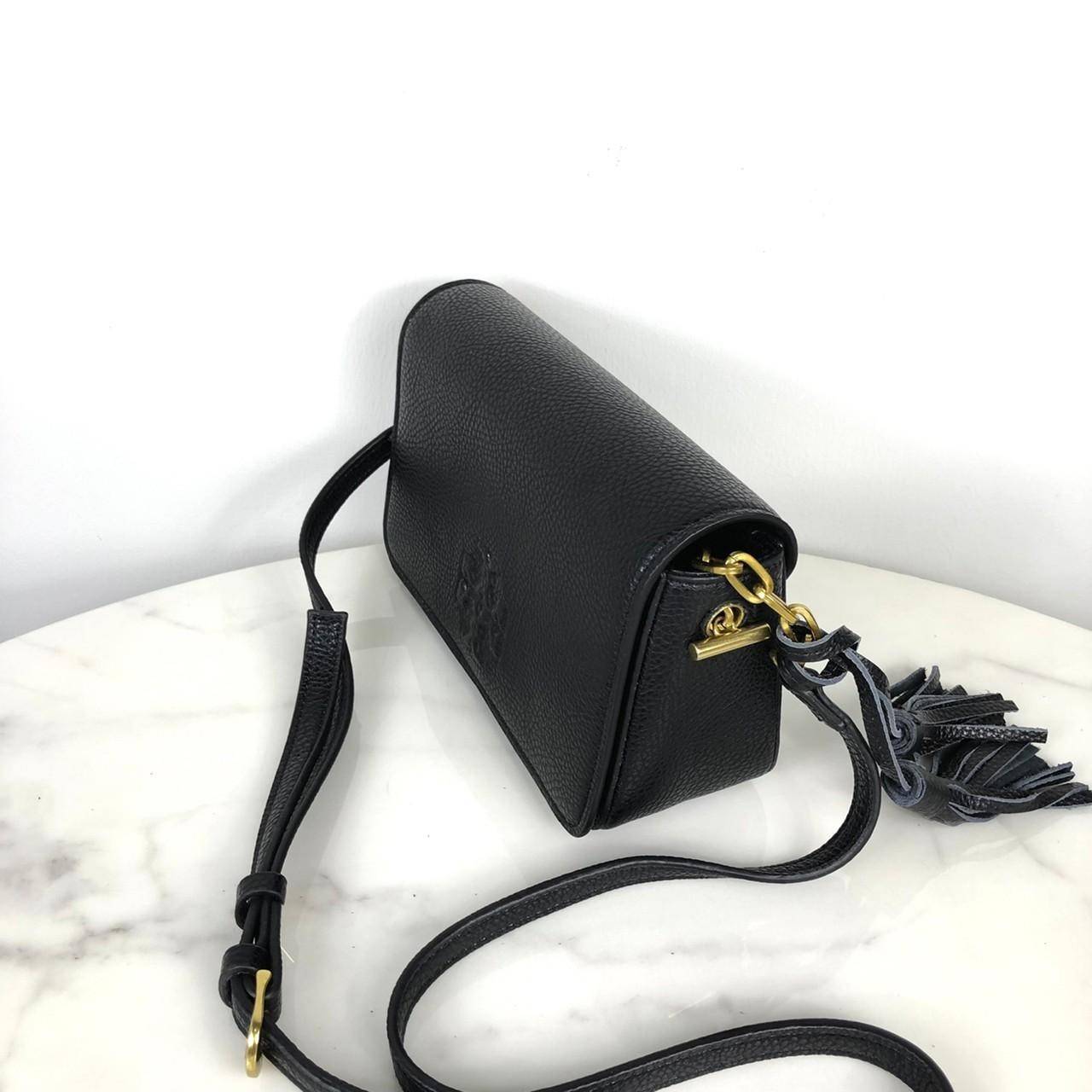 TORY BURCH shoulder bag พร้อมส่งที่ไทย กระเป๋าสะพาย TORY BURCH เปิด - ปิดกระเป๋าด้วยกระดุมแม่เหล็ก ด้านในโล่ง มีช่องเล็ก 1 ช่อง สายสะพาย สามารถปรับได้ 4 ระดับค่ะ