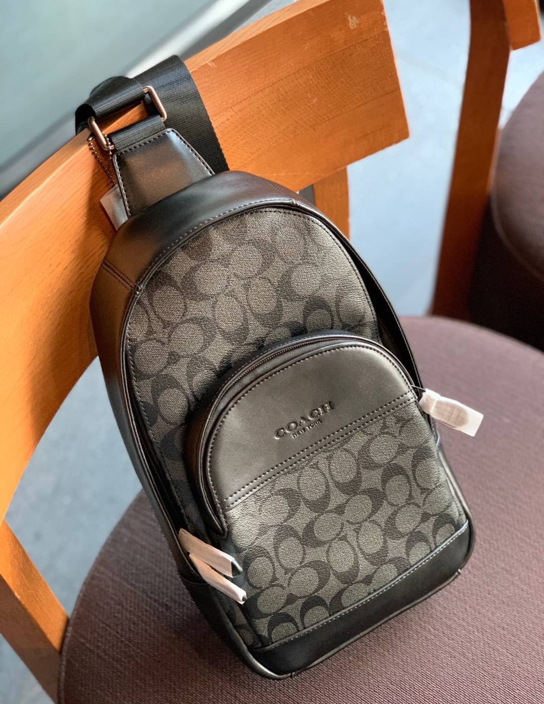 COACH CHARLES PACK IN SIGNATURE ((39942)) กระเป๋าคาดด้านหลัง//หรือคาดอกด้านหน้า ตามความชอบเลยค่ะ หนังแท้สวย ด้านหน้ามีให้หนึ่งช่องซิปใส่มือถือลงไปได้ค่ะ ช่องหลักแบบซิปคู่ ภายในโล่งลึกใส่สัมภาระจำเป็นในชีวิตประจำวันได้เยอะเลยนะคะ;มีช่องโล่งให้ใส่ของจุกจิกอ