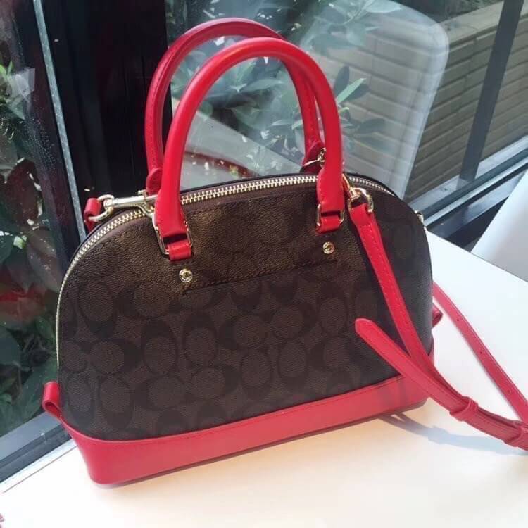 Coach Mini Sierra Signature กระเป๋าถือทรงโดม ภายในกว้างสามารถใส่กระเป๋าเงินเล็ก และมือถือได้ และยังมีช่องซิปเล็ก 1 ช่อง ด้านหลังมีกระเป๋าเล็กเก็บบัตร 1 ช่อง ใครยังไม่มีพลาดไม่ได้แล้วนะคะ