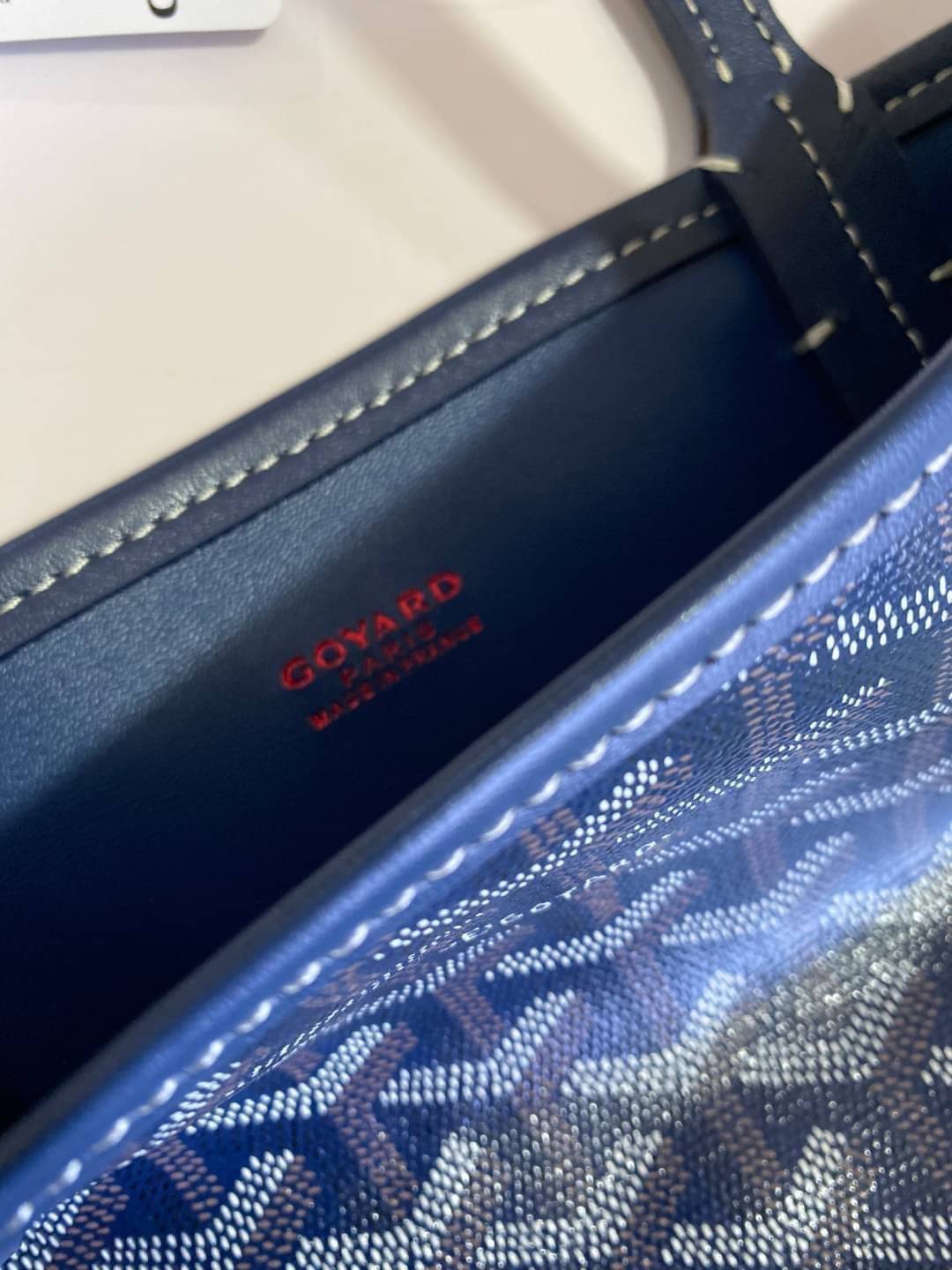 GOYARD ANJOU TOTE MINI กระเป๋าทรงโท้ตมินิ ขนาดกำลังน่ารัก แต่ภายในโล่งกว้าง ใส่ของได้เยอะพอสมควรเลยค่ะ ดีไซน์ทรงสวยน่าใช้ แค่ถือเก๋ๆ หรือคล้องไหล่มั่นๆ สวยได้ทุกลุคไปเลยจ้า