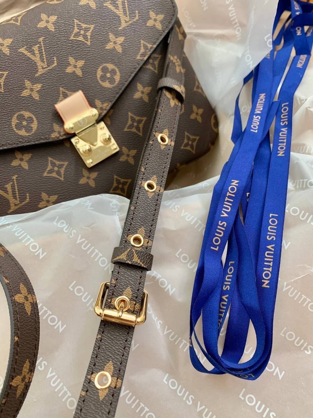 LV Pochette Métis ไอเท็มนำแฟชั่นที่น่าดึงดูดใจอย่างยิ่ง กระเป๋าที่มีรูปลักษณ์ทรงกะทัดรัดและใช้งานได้สะดวก หนังแท้แคนวาสอย่างดีเลยค่ะ ลาย Monogramอัญเป็นเอกลักษณ์ของแบรนด์ เปิด-ปิดแบบกดล็อคอะไหล่สีทองสวยงาม ภายในมี3ช่องกว้างสามารถใช้งานได้หลากหลายและจุของไ