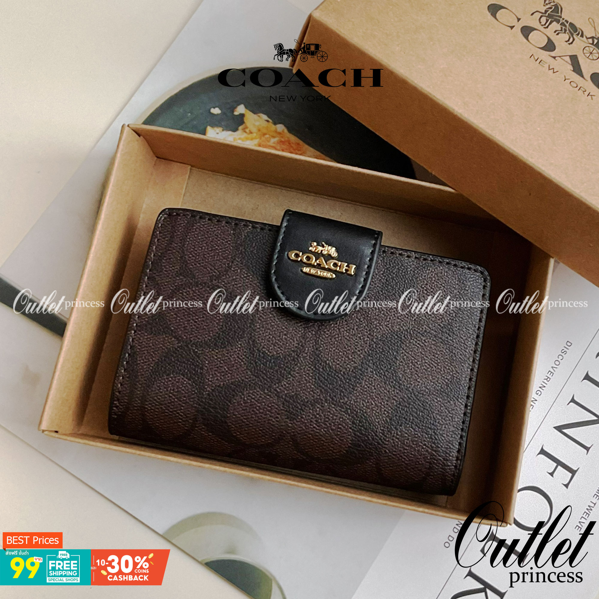 COACH SMALL WALLET IN SIGNATURE CANVAS กระเป๋าสตางค์ใบกลาง แบบพับสองตอน หน้าจดหมาย เปิดปิดด้วยกระดุมปั้มแบรนด์ ด้านในมีช่องใส่บัตรหลายช่อง พร้อมช่องใส่รูป และช่องใส่ธนบัตร ด้านหลังมีช่องซิปเหรียญอีกหนึ่งช่อง น้ำหนักเบา พกพาสะดวก อะไหล่ทองสุดหรู ห้ามพลาดค่