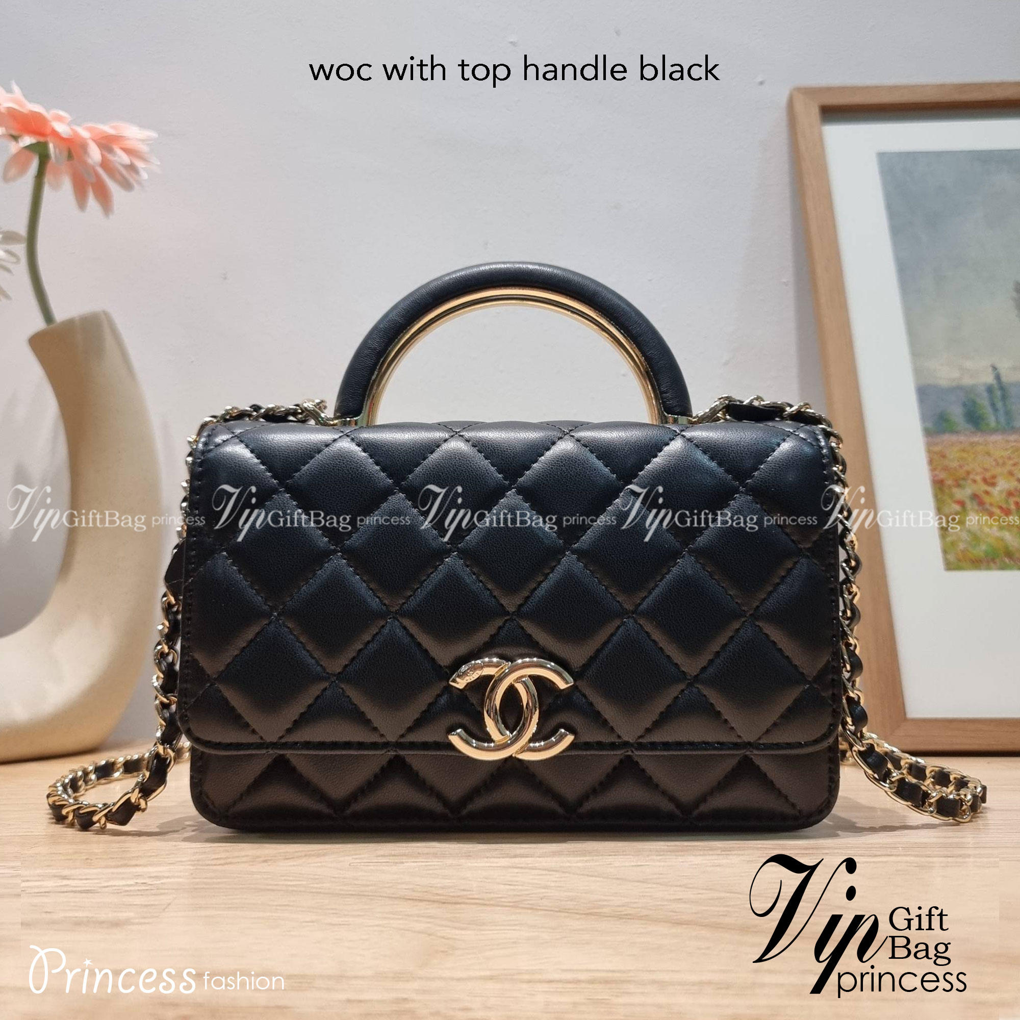 CHANEL woc with top handle black / CHANEL WALLET ON CHAIN กระเป๋าสะพายข้างไซส์กำลังดี สวยหรู ดีไซน์คลาสสิคผสานกิมมิคประจำแบรนด์ ทำให้ไอเท็มนี้เพิ่มมูลค่าขึ้นไปอีก สร้างสรรค์ตัวกระเป๋าด้วยหนังแกะ สัมผัสสบายมือ ใช้งานสะดวกด้วยกระดุมแม่เหล็ก ภายในกระเป๋าแบ่ง
