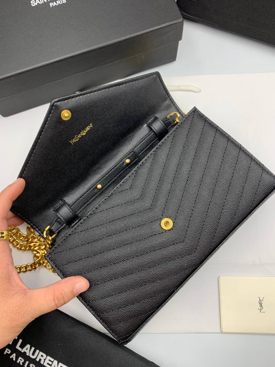 VIP GIFT 】หนังแท้ YSL WOC 9" Saint Laurent Chain Wallet Envelope Woc Monogram Black Leather Cross Body Bag กระเป๋าเงิน wallet on chain ที่มาพร้อมสายสะพายแบบโซ่ ขนาด 9” หนังวัวติดโลโก้ YSL มีทั้งอะไหล่เงิน ทอง และดำ ด้านในมีช่องซิป และช่องใส่การ์ด เรี