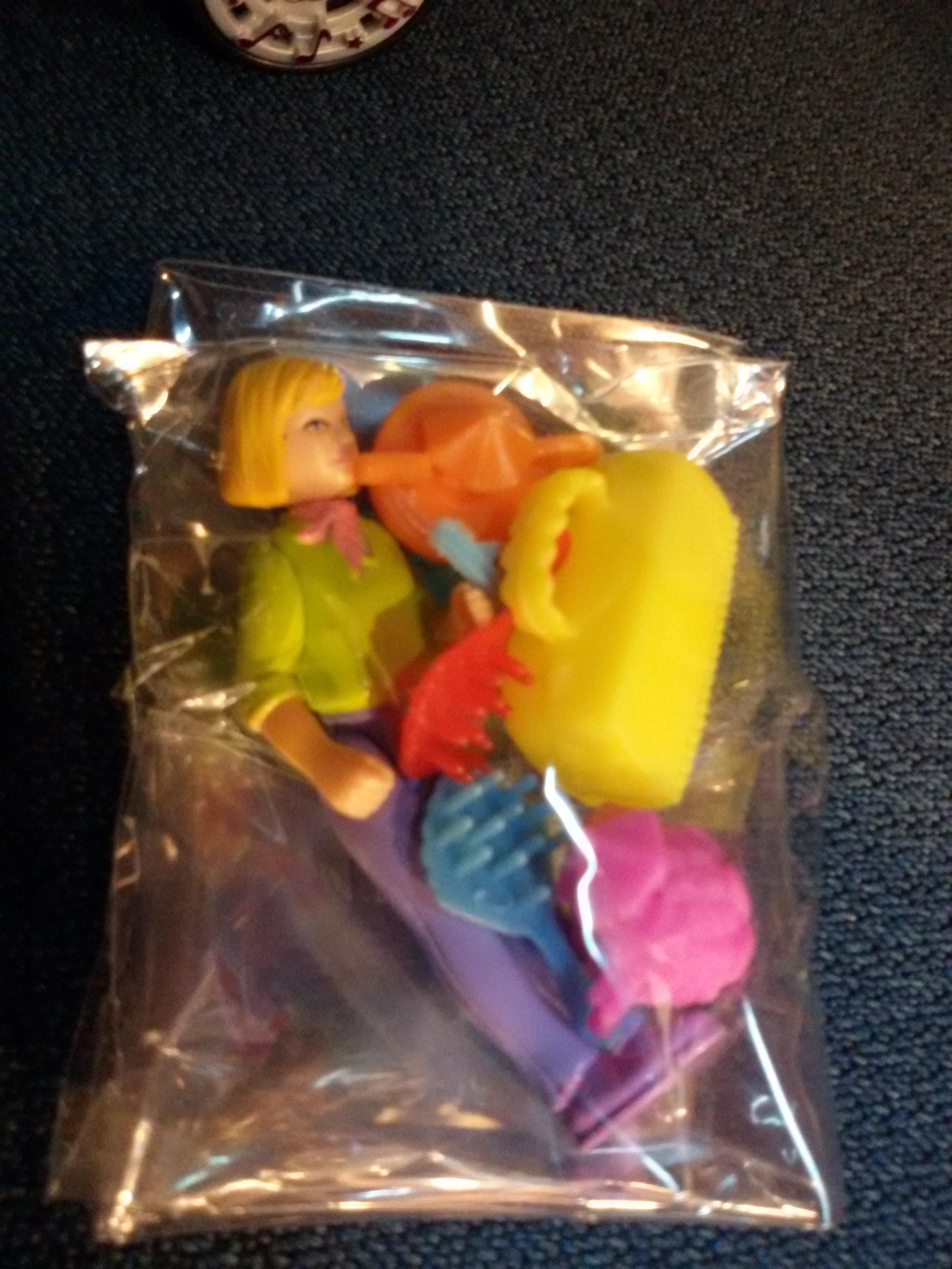 Polly Pocket Car มีตัวเล่นและอุปกรณ์ให้ตามภาพค่ะ