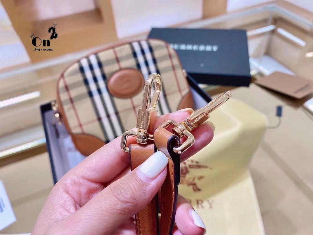 BURBERRY CROSSBODY VINTAGE BAG กระเป๋าสะพายทรง camera ซิปบน ลายซิกเนเจอร์แบรนด์ มาพร้อมสายสะพายยาวครอสบอดี้ งานสวยเป๊ะปั๊มทุกจุด สวยอยู่ทรง เปิดปิดด้วยซิปยาว ภายในมีช่องแบ่งเป็นสัดส่วน สามารถใส่มือถือ iphone เงิน ของจุกจิกได้ สายสะพายหนังยาวปรับระดับได้ อ