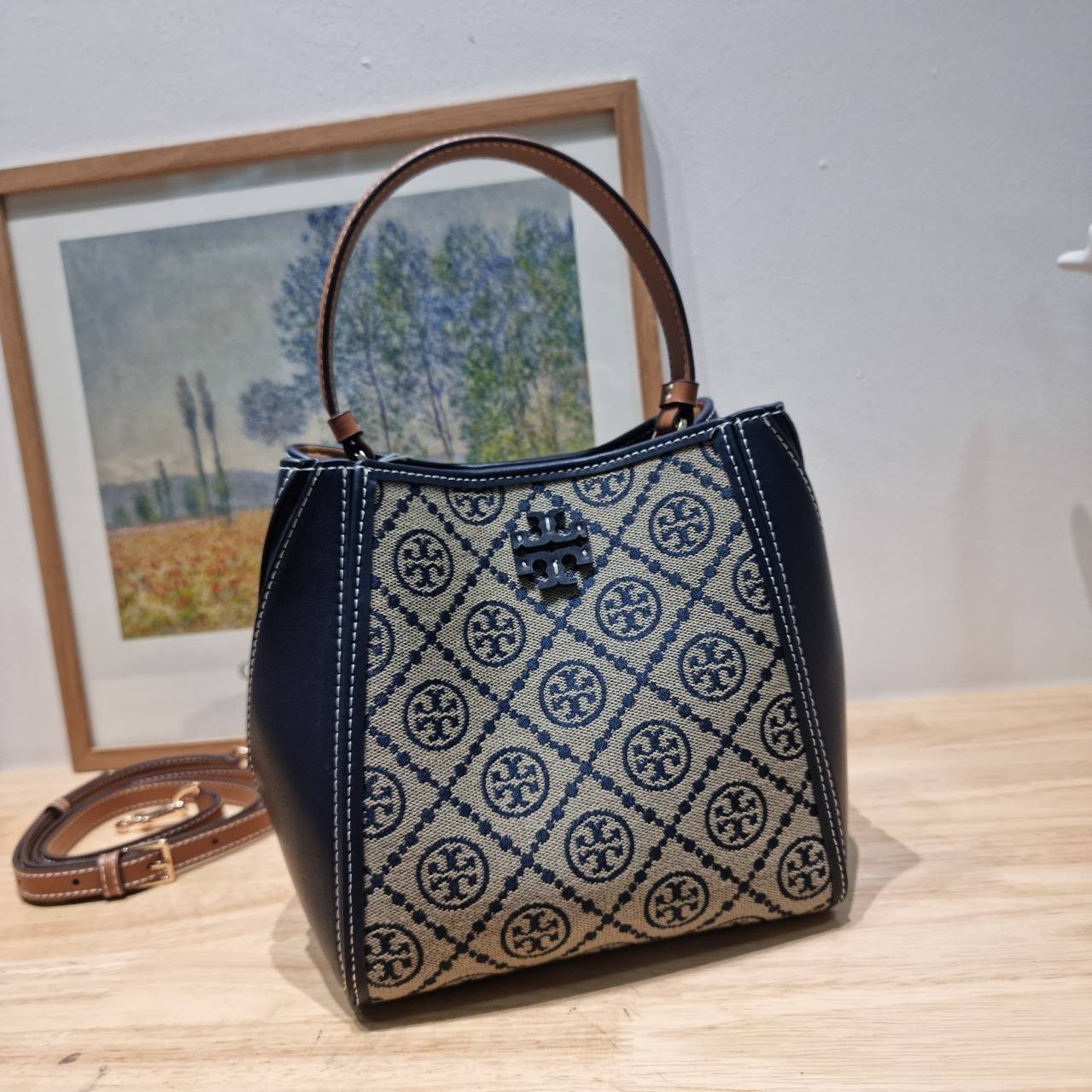 TORY BURCH SMALL T MONOGRAM MCGRAW BUCKET BAG กระเป๋าทรงบัคเก็ตโมโนแกรม เกรดออริ สลับแท้ 1:1 ใช้งานต่างประเทศได้