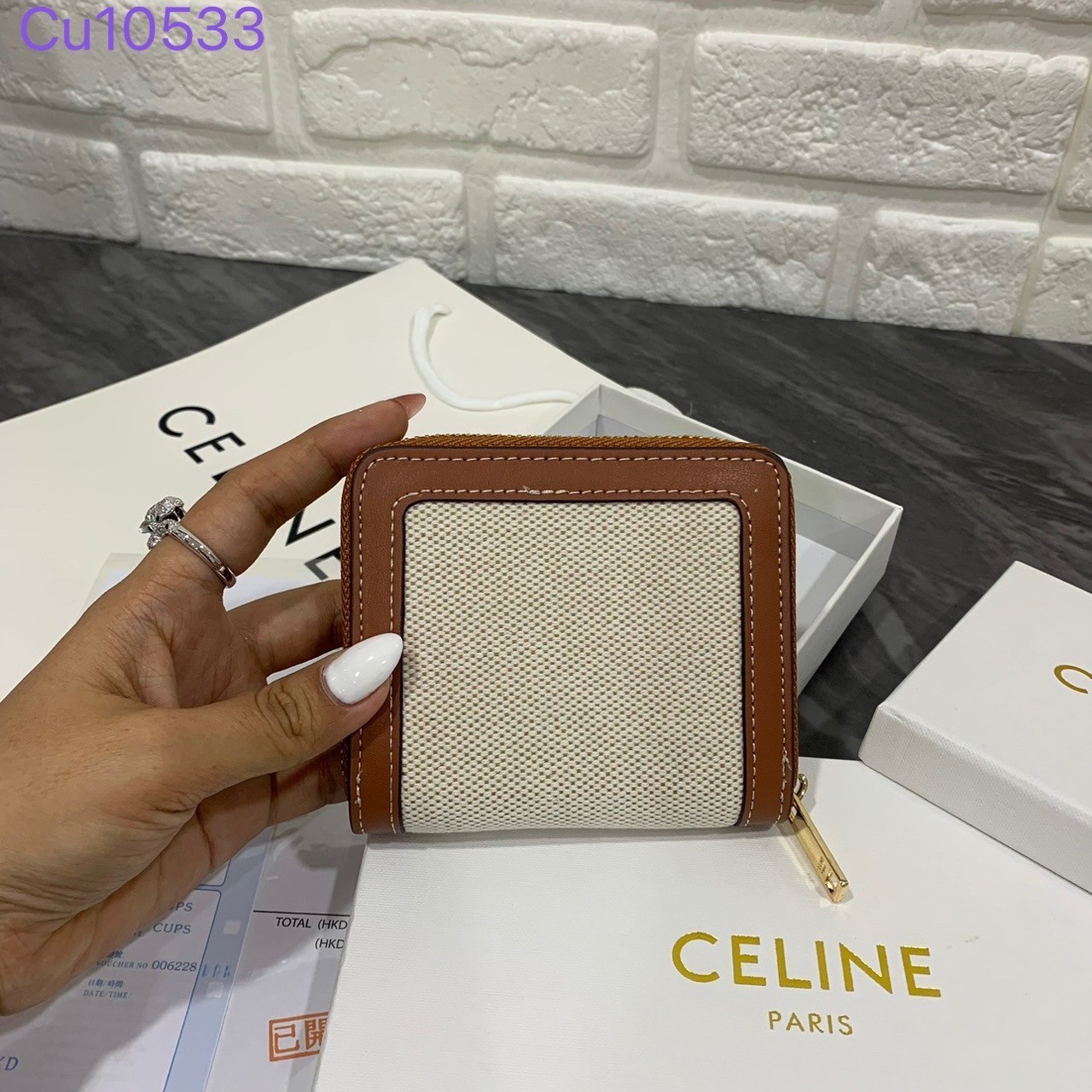 CELINE SHORT WALLET / CELINE LONG WALLET กระเป๋าสตางค์ซีลีน แบบสั้นและยาว พร้อมส่ง!! สวยหรูอยู่ทรงมีโลโก้ด้านหน้าภายในมีช่องแบ่งหลายช่อง มีช่องใส่บัตรหลายช่อง ไอเท็มแนะนำในราคาสุดคุ้ม นาทีนี้ห้ามพลาดค่ะ!