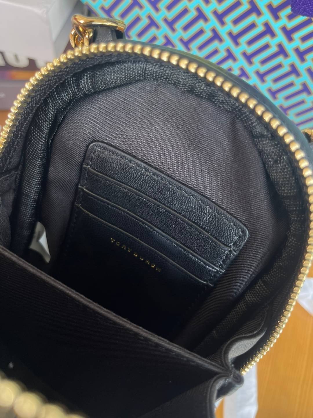 OUTTLET 】Tory burch kira chevron n/s crossbody bag กระเป๋าสำหรับใส่มือถือหรือของจุกจิกต่างๆ ได้กลายมาเป็นแฟชั่นสุดร้อนแรงแห่งปี คอลเลคชั่นนี้ออกมาเพื่อเอาใจสาวๆโดยเฉพาะ สีสันสุภาพเพื่อให้แมทช์กับสีสันของเสื้อผ้า ได้ง่าย ภายในยังสามารถแบ่งสันปันส่วนไว้สำหร