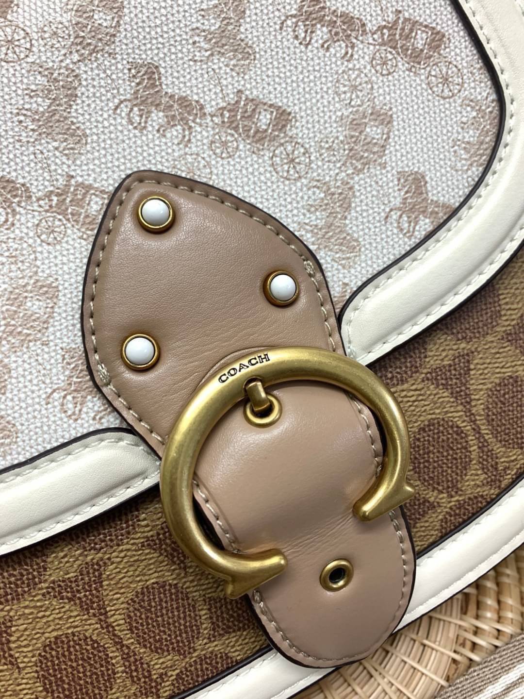 สวย หรู แถมสุดคุ้มกันเลยจร้าา💋 COACH BEAT SADDLE BAG ((C3837//C0749)) พร้อมส่งที่ไทยอีกครั้ง ห้ามพลาดค่าา!! กระเป๋าสะพายครอสบอดี้ร์ วัสดุหนังแท้ชั้นดีที่สุด! หนังสวย บวกกับอะไหล่แบรนด์ที่ดูเด่นคลาสสิคตรงด้านหน้าค่ะ เปิดปิดกระเป๋าแบบกดล็อค ภายในสาม