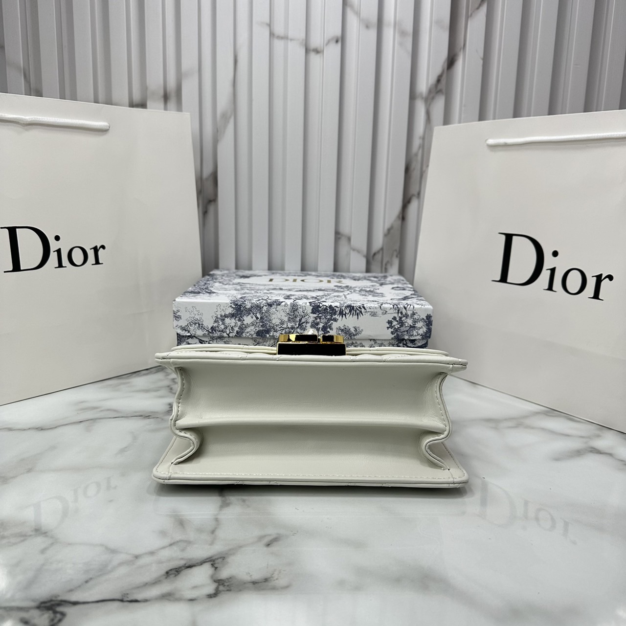 8" DIOR Mini Dior Ange Bag / Dior Clutch Bag Macrocannage CD clasp with white resin pearl กระเป๋าถือพร้อมสายสะพาย ประดับตัวล็อคมุก สวยงามเหนือกาลเวลา เกรดออริ 1:1