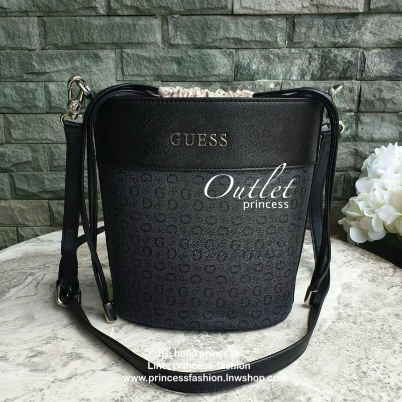 3สี Guess Bucket Bag กระเป๋ารุ่นใหม่ล่าสุด อวดไอเทมแสนเก๋กับกระเป๋าทรงถังสุดน่ารัก พิมพ์ลายรอบใบ วัสดุ Saffiano PU คุณภาพดี นิ่ม น้ำหนักเบา ด้านหน้าประดับด้วยโลโก้แบรนด์สวยโดดเด่น เปิดปิดด้วยเชือกหนังใช้หูรูดปลายเชือกประดับอะไหล่เงินสะดวกใช้ ด้านในโล่งกว้