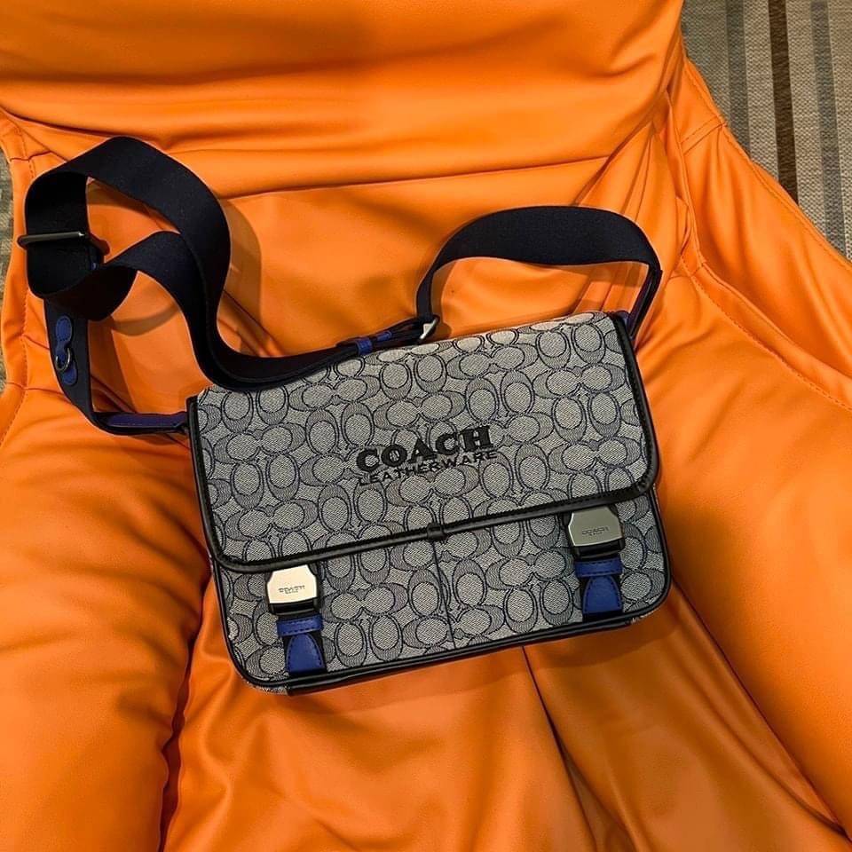 Coach C9158 League Messenger Bag Crossbody Sling Bag ใหม่ล่าสุด คอลที่หนุ่มๆก็ต้องใจละลายไม่แพ้สาวๆ กับกระเป๋าสะพายทรงแมสเซนเจอร์ ดีไซน์ทรงคลาสสิคใช้งานง่าย ดีเทลน้อยแต่มาก!! ดูดีดูแพงเกินเบอร์ไปเลย ภายในเป็นช่องโล่ง มีช่องแยก แบ่งสัดส่วนได้ดีมากๆ มาพร้อม