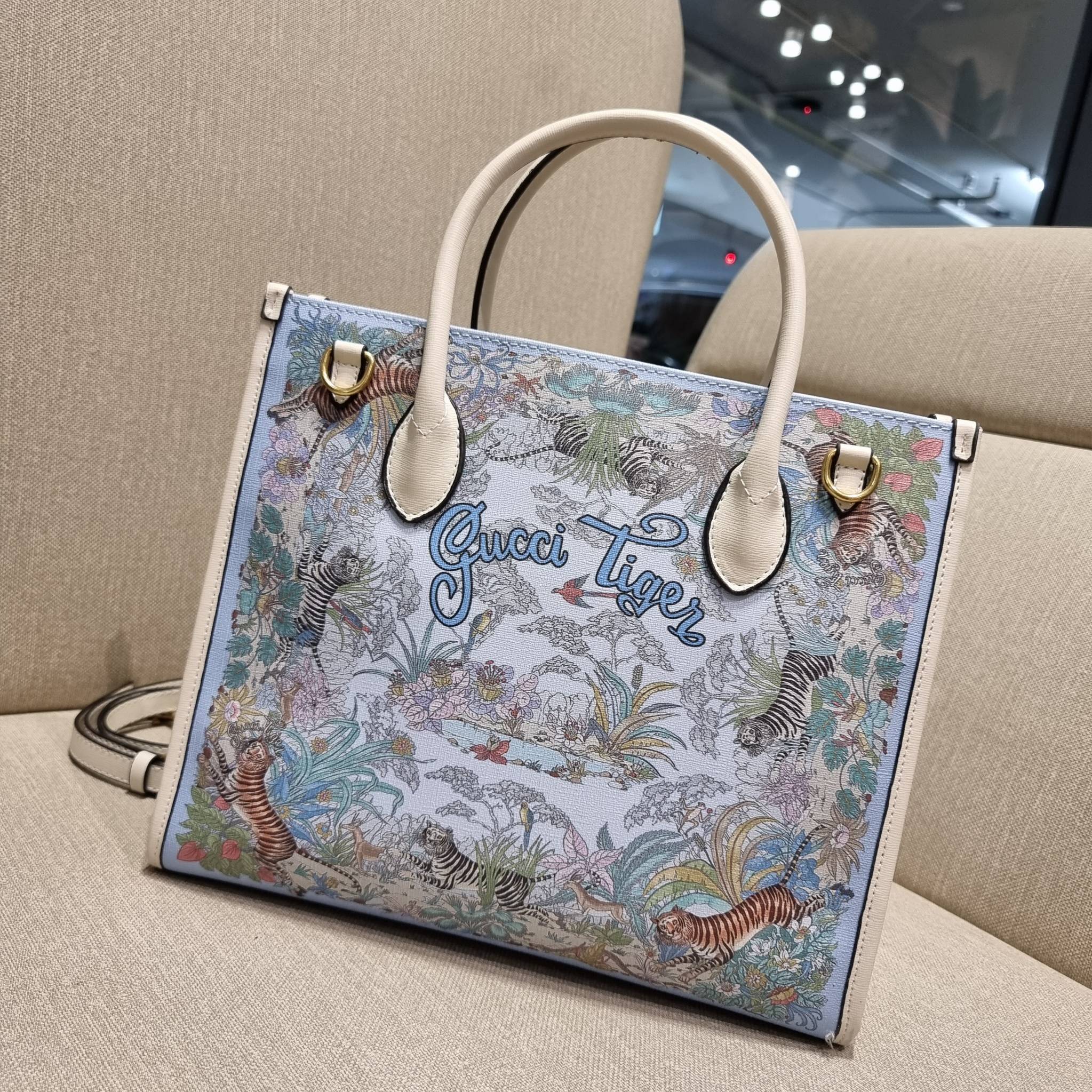 GUCCI TOTE BAG คอลเลคชั่นปีเสืออีกหนึ่ง สวยม้ากก!! กับกระเป๋าทรงโท้ท วีไอพีพรีเมี่ยมกิ๊ฟ ไซส์ใหญ่ โดดเด่นด้วยลวดลายไม่ซ้ำใคร สวยเอกลักษณ์ วัสดุหนังแคนวาส พรินท์ลายเต็มใบ ภายในโล่งกว้างมาก ใส่ของแบบแน่นๆ จุๆไปได้เลย หมดห่วง!! และยังมีสายครอสบอดี้มาให้ จะสะ