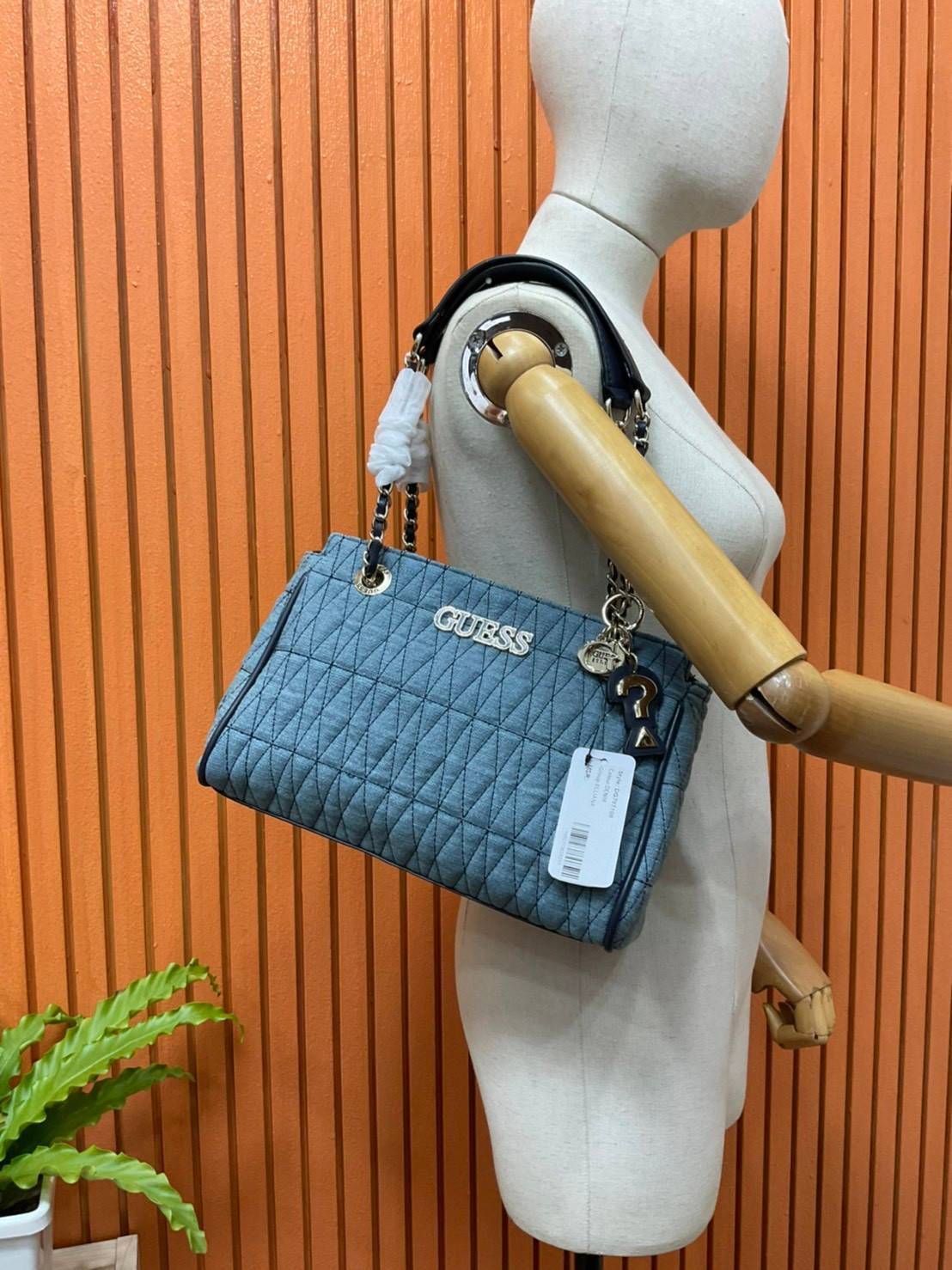 GUESS CROSSBODY BAG กระเป๋าถือหรือสะพาย ขนาดกำลังดี วัสดุ pu. faux leather หนังนิ่ม นุ่มมาก สวยอยู่ทรง มาพร้อมพวงกุญแจน่ารักๆ ถอดออกได้ ด้านหน้าประดับโลโก้แบรนด์
