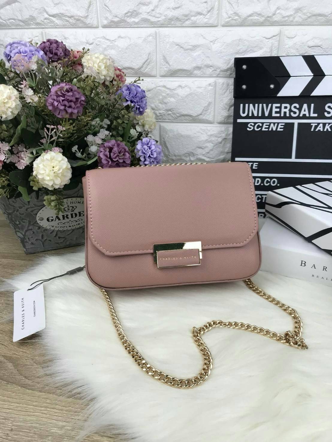 CHARLES & KEITH PUSH-LOCK CHAIN BAG กระสะพายใบเก๋ วัสดุหนังปั๊มลายคาร์เวียร์ เปิดปิดด้วยตัวล็อกที่ด้านหน้า ด้านในมีช่องซิป ช่องใส่บัตร สามารถใส่ iphone 7 plus ได้ รุ่นนี้จะสะพายแบบสายคู่/สายเดี่ยวก็ได้นะคะ สวยครบเครื่องเลยค่ะ