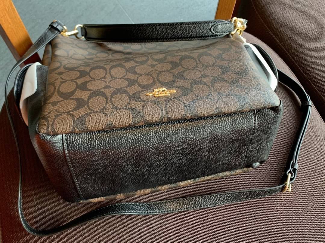 COACH PENNIE SHOULDER BAG ((C1523)) ✔️กระเป๋าหิ้ว//คล้องไหล่//สะพายข้างได้ สุดคุ้ม! ✔️ใบใหญ่ ทรงสวยใส่ของได้จุมาก หนังแท้ หนังนิ่ม สัมผัสแล้วหลงรักแน่นอนค่ะ ✔️ปากกระเป๋ากว้าง ล้วงหยิบของสะดวกมากๆ ภายในกระเป๋าโล่งกว้าง สัมภาระเยอะๆหายห