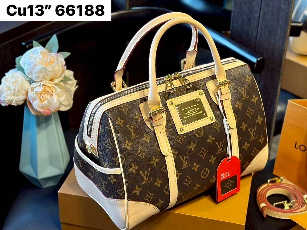 LV BOLSA BERKELEY MONOGRAM BAG กระเป๋าสะพายทรงหมอนดีไซน์วินเทจใบใหญ่ แต่งเพลทสีทองปั้มโลโก้ด้านหน้าสวยหรูโดดเด่น หูจับในตัวและสายคล้องไหล่ รูปทรงสวยตลอดกาล