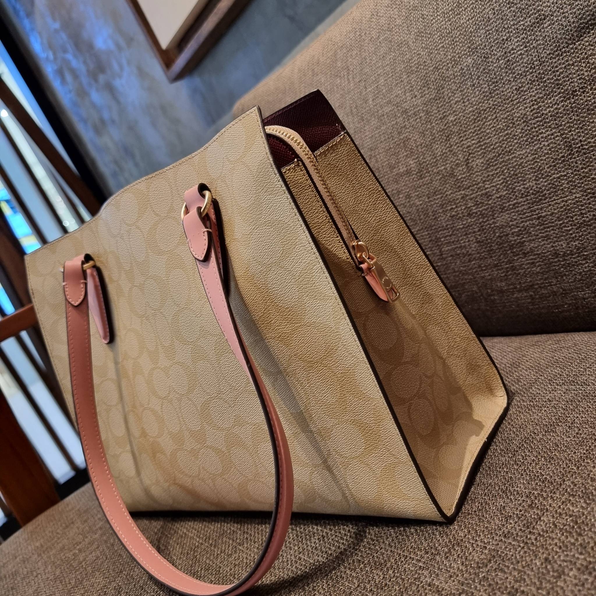 COACH C4075 TATUM CARRYALL IN SIGNATURE CANVAS คอลเลคชั่นใหม่ล่าสุด จัดมาให้ได้สวยก่อนใคร สวยหรูทุกสี!! ลุคผู้ดีต้องมาอีกหนึ่ง กระเป๋าสะพายทรงสวย ที่มาพร้อมสายสะพายไหล่ในตัว และสายครอสบอดี้สำหรับสะพายข้าง วัสดุหนัง crossgrain สวยคมมากๆ ตัวกระเป๋าถูกแบ่งเป
