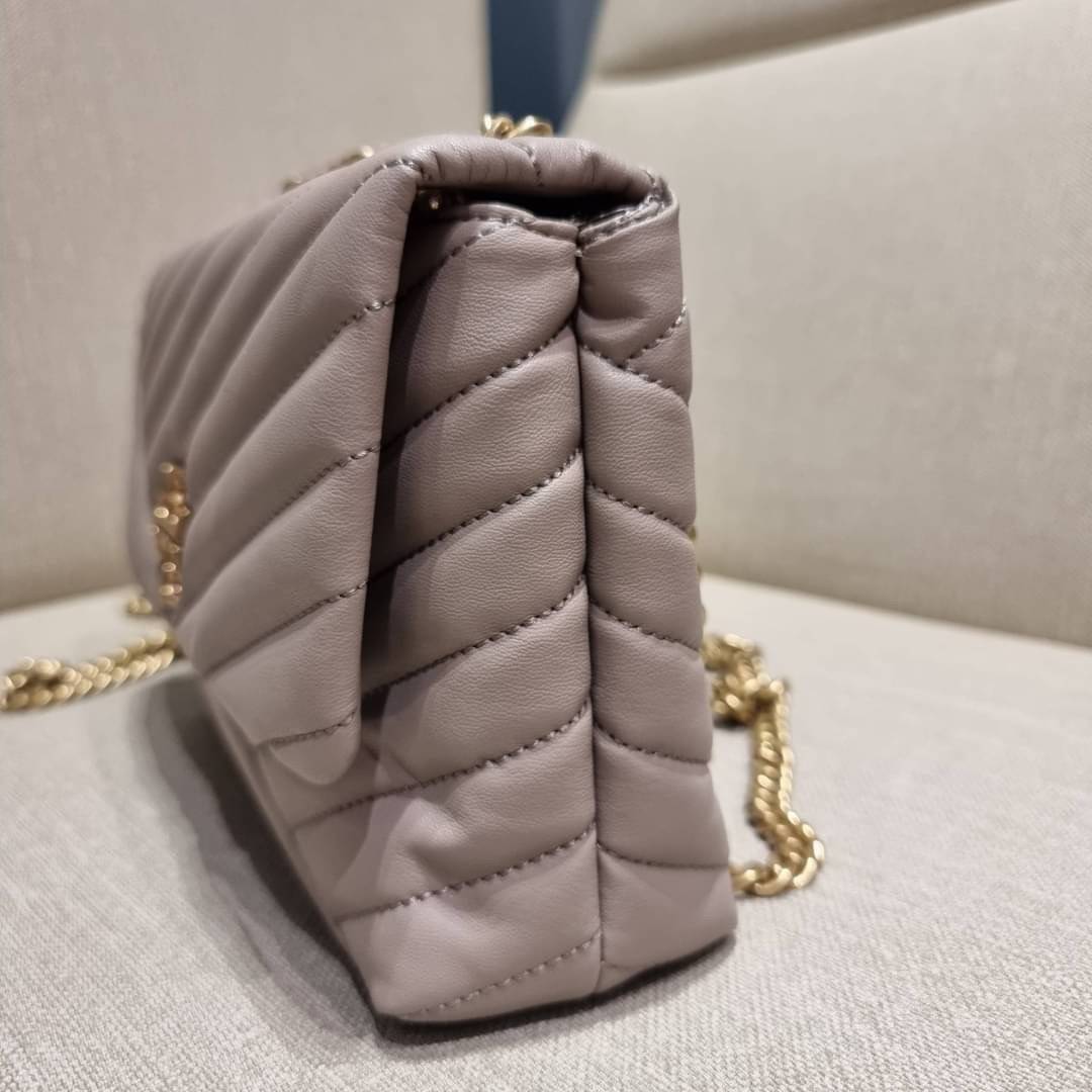 TORY BURCH KIRA CHEVRON CONVERTIBLE SHOULDER BAG (SMALL / MEDIUM) กระเป๋าสะพายรุ่นยอดฮิต ไซส์คลาสสิค ที่ใช้ยังไงก็ดูหรู ดีไซน์เฉพาะตัว วัสดุหนังแกะ สัมผัสนิ่ม เปิด-ปิดด้วยกระดุมแม่เหล็ก ภายในเป็นช่องโล่ง ใส่กระเป๋าสตางค์ มือถือ เครื่องสำอางค์ พาวเวอร์แบงค