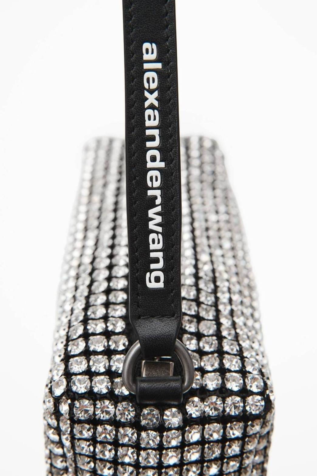 ALEXANDER WANG HEIRESS POUCH IN RHINESTONE MESH จัดให้แบบสุดตัว กับไอเท็มที่สาวๆต่างเรียกร้อง กับกระเป๋าพอชตกแต่งพลอยเทียม หรูหรา โดดเด่น ดูแพง ด้วยการตัดเย็บเรียงร้อยลงบนตาข่ายเนื้อละเอียด ทำให้ดูดีมีราคางดงามจริงๆ เปิด-ปิดด้วยซิป ขนาดกำลังสวย ภายในเป็นช