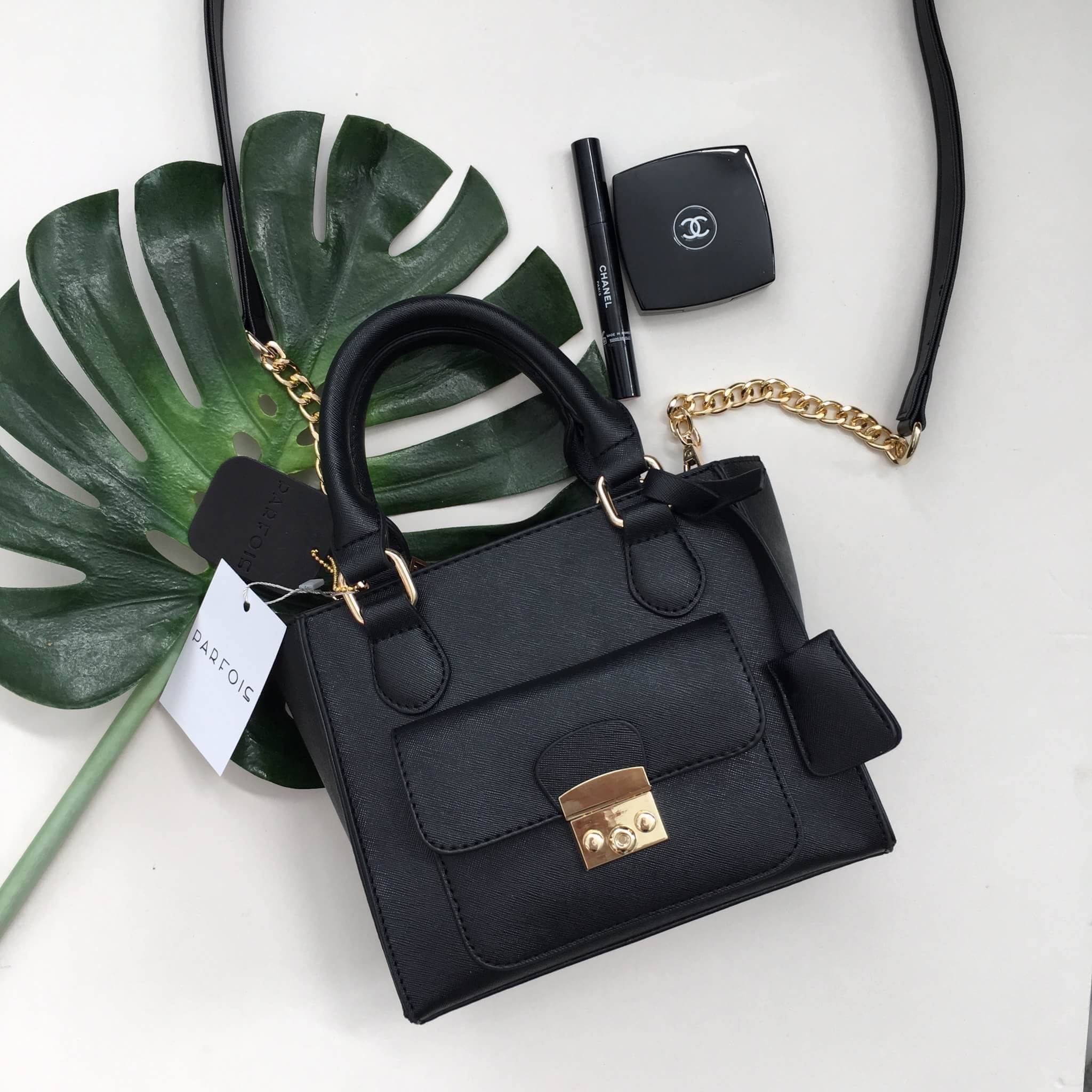 ทรงขายดี มาใหม่สวยหรูมากคะ 👑 สีใหม่ classic black กระเป๋าถือ / สะพายจาก แบรนด์ Parfois หนังsaffiano อย่างดี ขนาด มินิ กำลังดี มีช่องใส่ของจุกจิกด้านใน สีสวยคะ เข้ากับชุดได้ง่ายมากๆ ใบนี้แนะนำเลย #สวยมาก #ห้ามพลาดเลยคะ