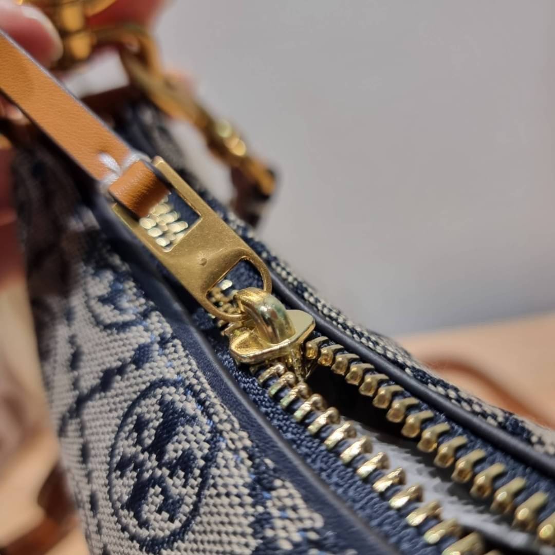 Tory Burch T Monogram Mini Crescent Bag / TORY BURCH T MONOGRAM MINI JACQUARD CRESCENT BAG ร้อนแรงกว่านี้ไม่มีแล้ว กับไอเท็มที่เซเลปรีวิวเยอะมาก!! สาวๆตามหากันไปอีก กระเป๋าทรง half moon ที่ดีไซน์บนผ้า jacquard ลวดลายซิกเนเจอร์ เรียบหรู ผู้ดีมากแม่!