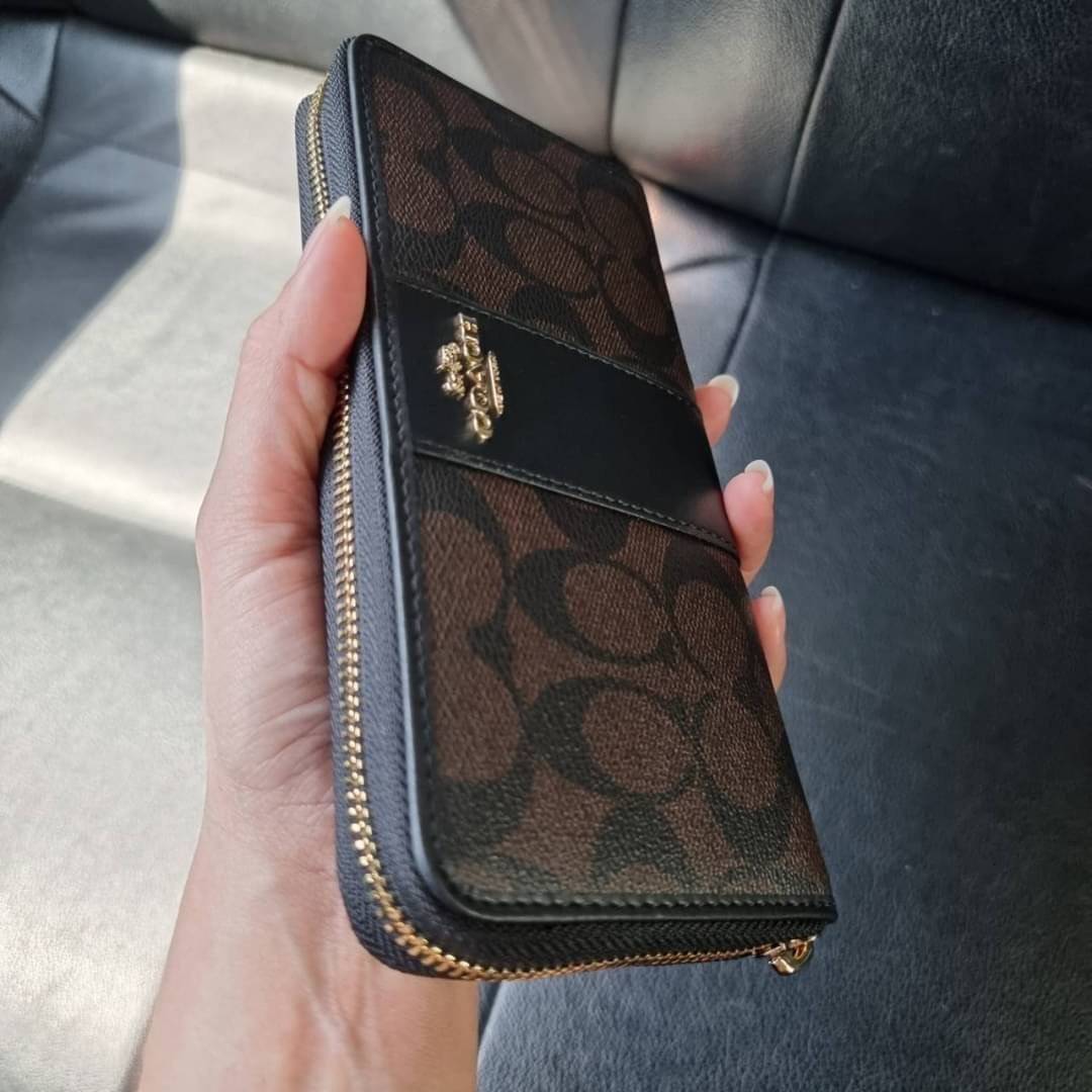 COACH F54630 ACCORDION ZIP WALLET IN SIGNATURE COATED CANVAS WITH LEATHER STRIPE กระเป๋าสตางค์ใบยาวรุ่นคลาสสิค คัดสีขายดีมาให้กันเลยจ้า ♥️ วัสดุหนังแคนวาสเคลือบลาย เปิด-ปิดด้วยซิปรอบ รูดใช้งานง่าย ใส่บัตรได้ มีช่องซิปใส่เหรียญ ใส่มือถือได้ พกใบนี้ใ