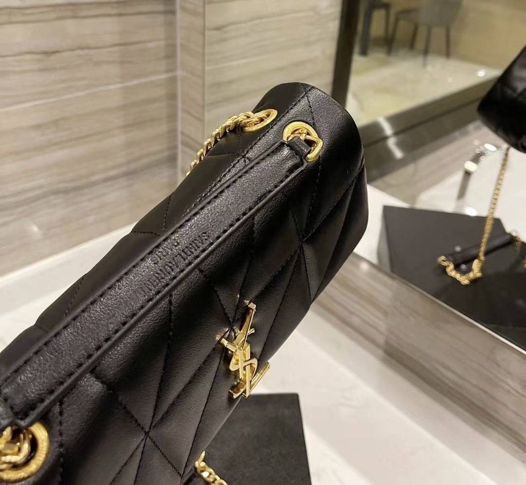 VIP 】SAINT LAURENT JAMIE BAG VIP GIFT WITH PURCHASE (GWP) พรีเมี่ยมกิ้ฟ Limited Edition จาก YSL DUTY FREE COUNTER วัสดุหนังแกะสังเคราะห์ อะไหล่สีทอง ดีไซน์ลายตารางหมากฮอต ประดับโลโก้แบรนด์ที่ด้านหน้า รูปทรงสวย มีหูจับถนัดมือสายสะพายโซ่เลื่อนปรับระดับได้..