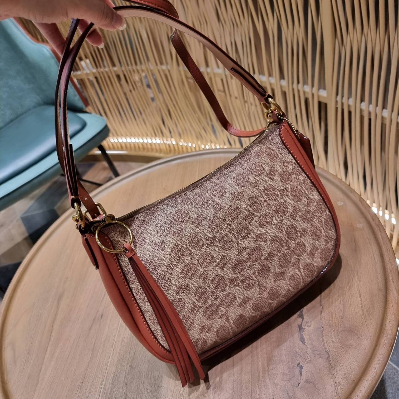 COACH 52577 SUTTON CROSSBODY IN SIGNATURE CANVAS กระเป๋าสะพายไหล่ สวยคลาสสิค สไตล์วินเทจ ใบใหญ่จุใจ วัสดุหนังแคนวาสเคลือบลาย สายคล้องไหล่ในตัว ภายในโล่งกว้าง จุของได้เยอะแน่นๆ มาพร้อมสายสะพาย crossbody ที่จะถอดออก หรือจะสะพายก็เก๋ สวยโดดเด่นแน่นอน พร้อมเส