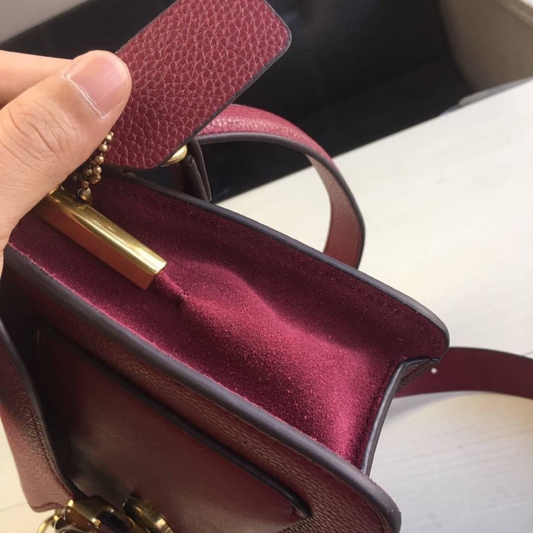 ของแท้ 💯% COACH Coach tabby convenience shoulder bag crossbody Product Details Polished pebble leather Inside zip and multifunction pockets Snap closure, fabric lining Outside slip pocket