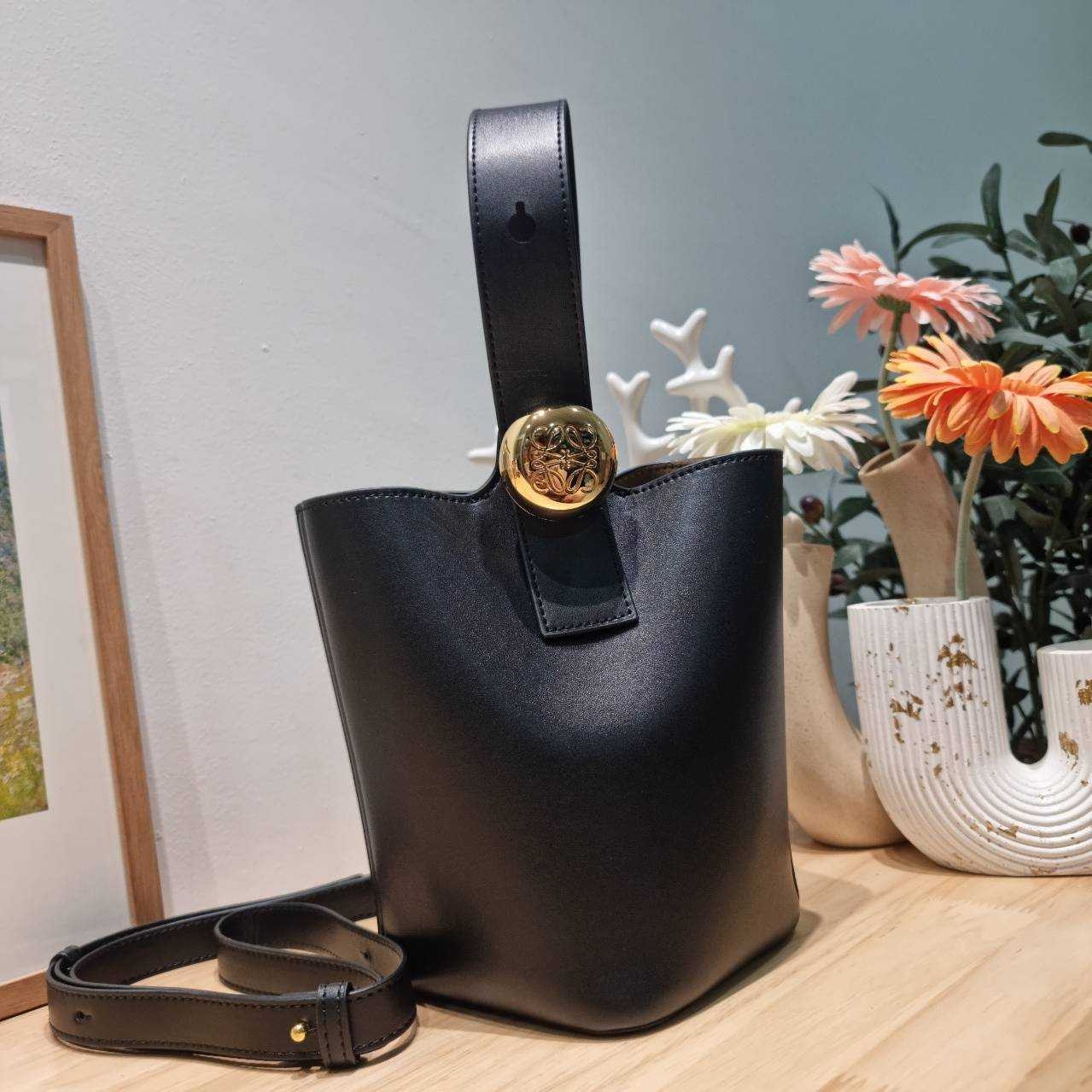 LOEWE MINI PEPBLE BUCKET IN MELLOW กระเป๋าทรงบัคเก็ต รูปทรงสวยใช้งานง่าย กิมมิคหรูหราสุดๆ
