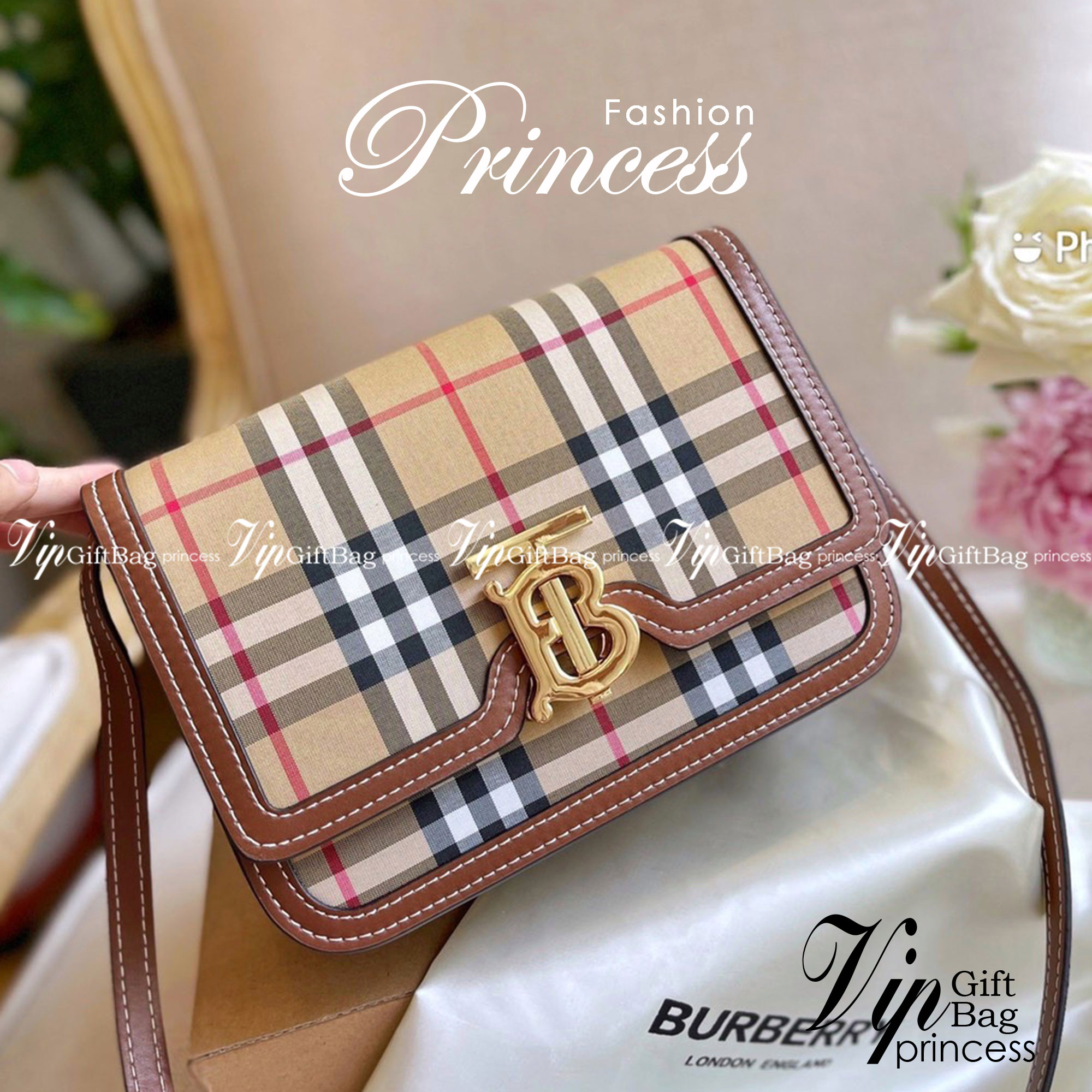 BURBERRY FRAGRANCES LEATHER CROSSBODY BAG / BB Shoulder Bag กระเป๋าสะพาย ทรงกล่อง เปิดหน้า อะไหล่ทอง สายสะพายยาวแบบครอสบอดี้ ได้ทุกลุค เกรดงานสวย.น่ารักมากๆ งานชนชอป ใช้ได้ Everyday Look เลยค่า