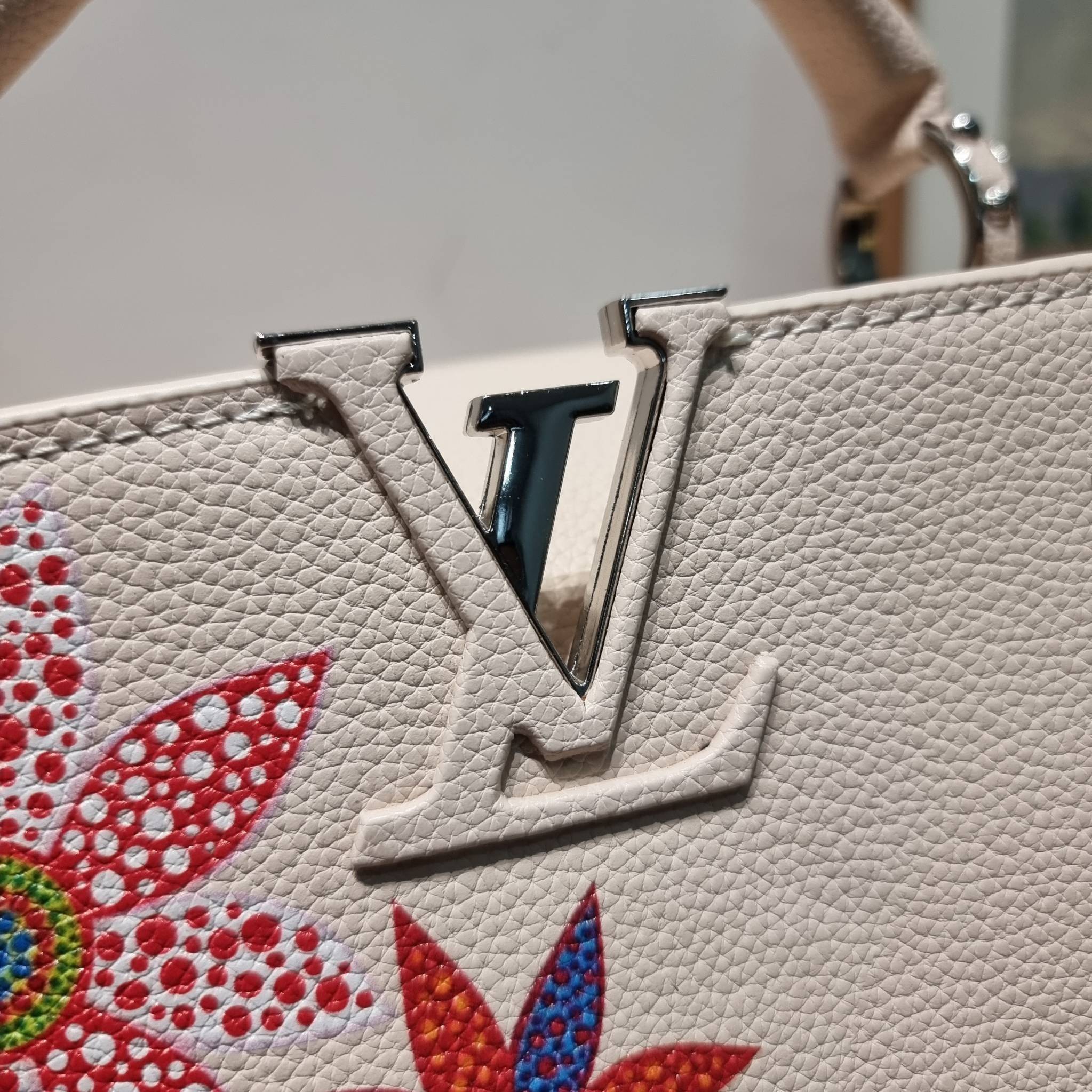 LV x YK Capucines BB / LV Bag พร้อมส่ง กระเป๋าถือสุดหรู ดีไซน์ทรงคลาสสิค ดีงามม้ากกกก!! มาพร้อมหูจับในตัว ด้วยรูปทรงวินเทจ งานปั้มสวยเป๊ะปังตามรูป