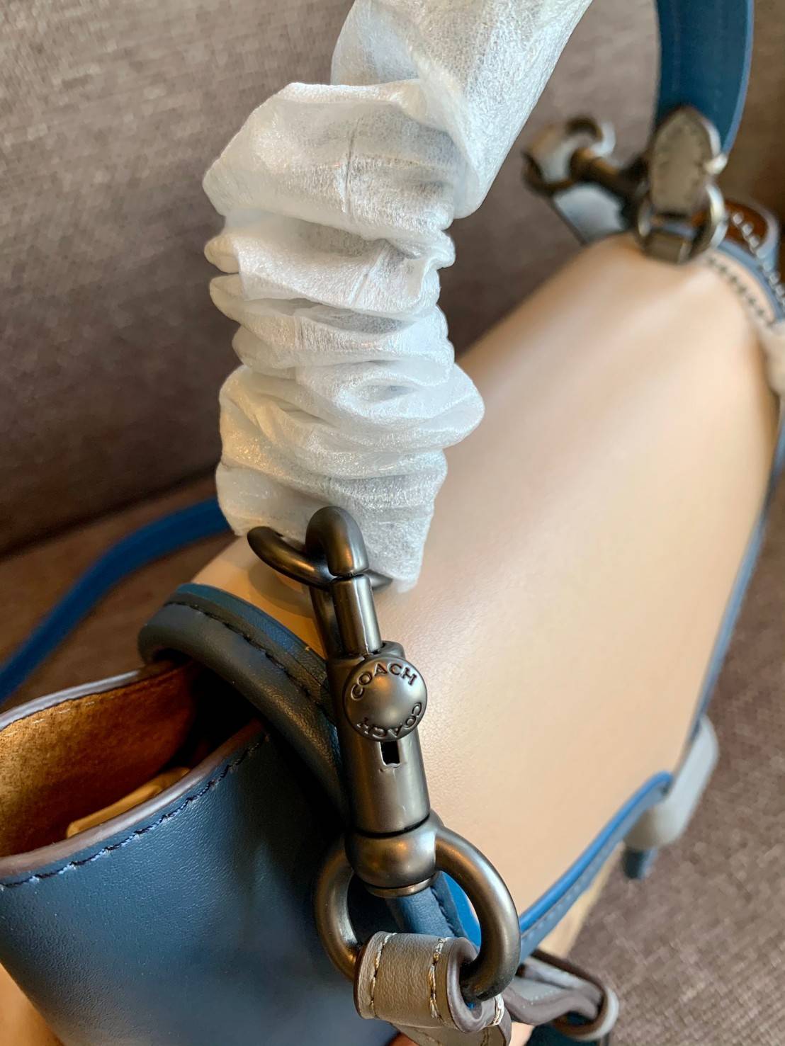 COACH COURIER CARRYALL 23 IN COLORBLOCK SIGNATURE CANVAS พร้อมส่ง 7 แบบ พร้อมส่ง ลุคดูไฮสุดๆค่ะ! กระเป๋าสะพายหนังหรูหราและคลาสสิค หนังแท้ชั้นดีที่สุด น้ำหนักเบา หนังสวยมากก สัมผัสแล้วหลงรักแน่นอนจ้าา😘