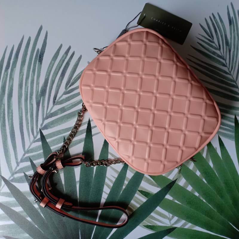 CHARLES & KEITH Crossbody Bag กระเป๋าสะพายขนาดกำลังดี พกพาง่าย ไม่ใหญ่จนเกินไป ปั้มลายนูน เปิดปิดด้วยซิป อะไหล่เงิน ภายในมีช่องซิป1ช่อง ช่องใส่บัตร3ช่อง ซับด้วยผ้า สายยาวถอดได้ ปรับได้ขนาด2ระดับ สายโซ่และหนังตรงบ่า สายยาว50cm. มาพร้อมถุงผ้ากันฝุ่นแบรนด์