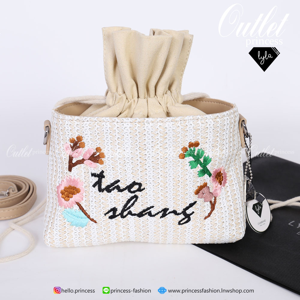 LYLABRAND🔔 WHITE WOVEN WITH LININ🔔 กระเป๋าที่ถือเข้าได้กับแนวหวานๆทุกแนว ไม่ว่าจะใส่เดรสยาว เดรสสั้น แค่หยิบใบนี่มาถือ ก็ทำให้ลุค คอมพลีท ขึ้นมาทันทีค่ะ❤️