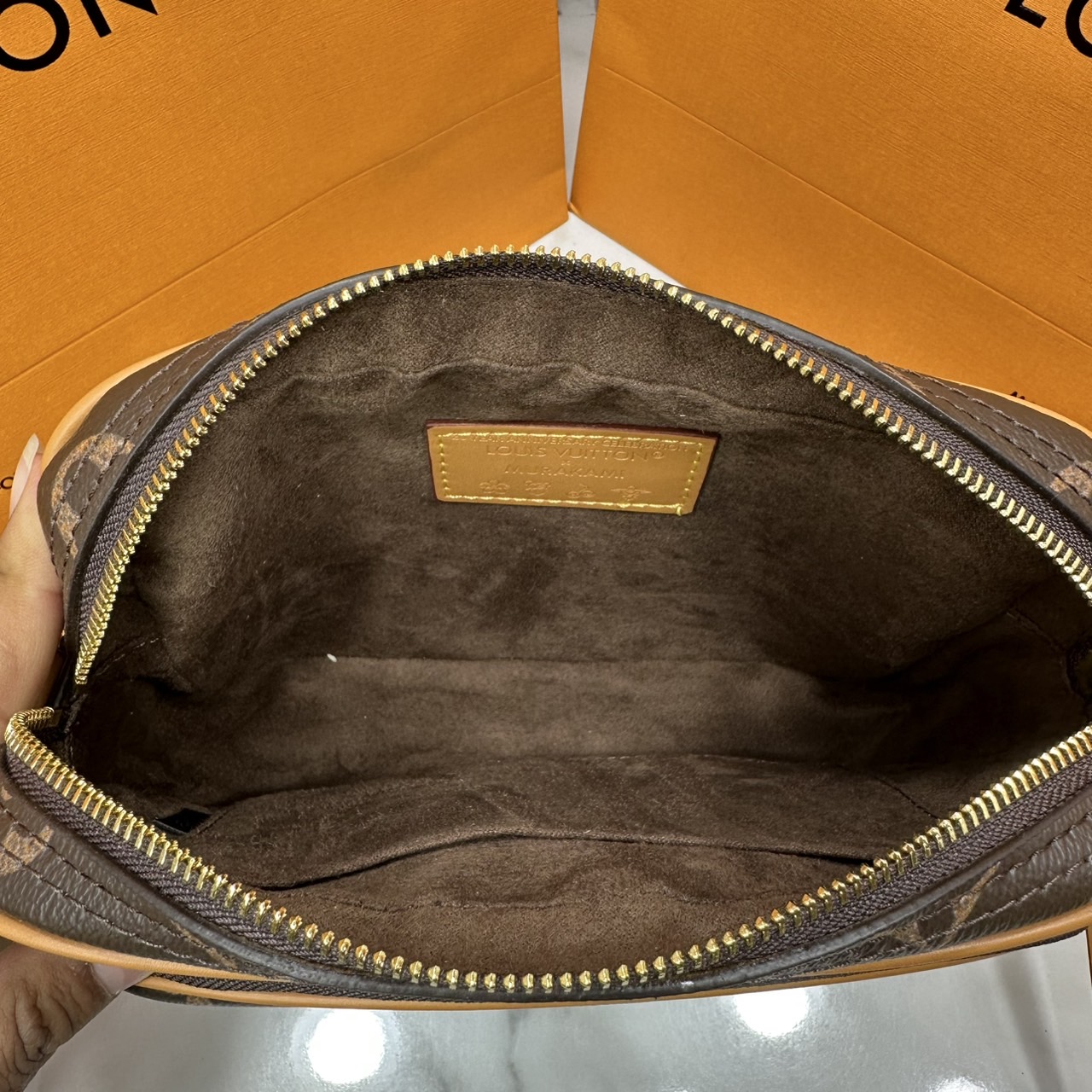 LV Nil bag Monogram Canvas กระเป๋าสะพายทรงแมสเซ็นเจอร์สไตล์วินเทจ ครอสบอดี้รุ่น Nil หรูหรา พิมพ์ลาย โมโนแกรมพาตินา VVT ช่วยขับเน้นลุควินเทจให้โดดเด่น