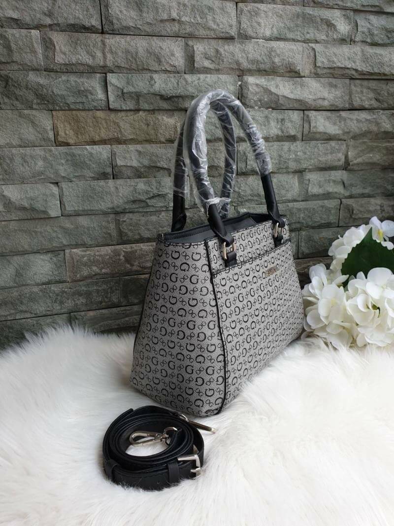 GUESS G LOGO PRINT TOTE BAG กระเป๋าถือหรือสะพายรุ่นใหม่ล่าสุดจาก GUESS FACTORY รุ่นยอดนิยม สวยอย่างมีสไตล์ สีสวยคลาสสิก รุ่นนี้มีการพิมพ์ลายโลโก้ รอบใบ หนัง faux-saffiano หนังคุณภาพดี ตั้งอยู่ทรง น้ำหนักเบา ประดับด้วยโลโก้แบรนด์อะไหล่เงิน สวยโดดเด่นที่กระ