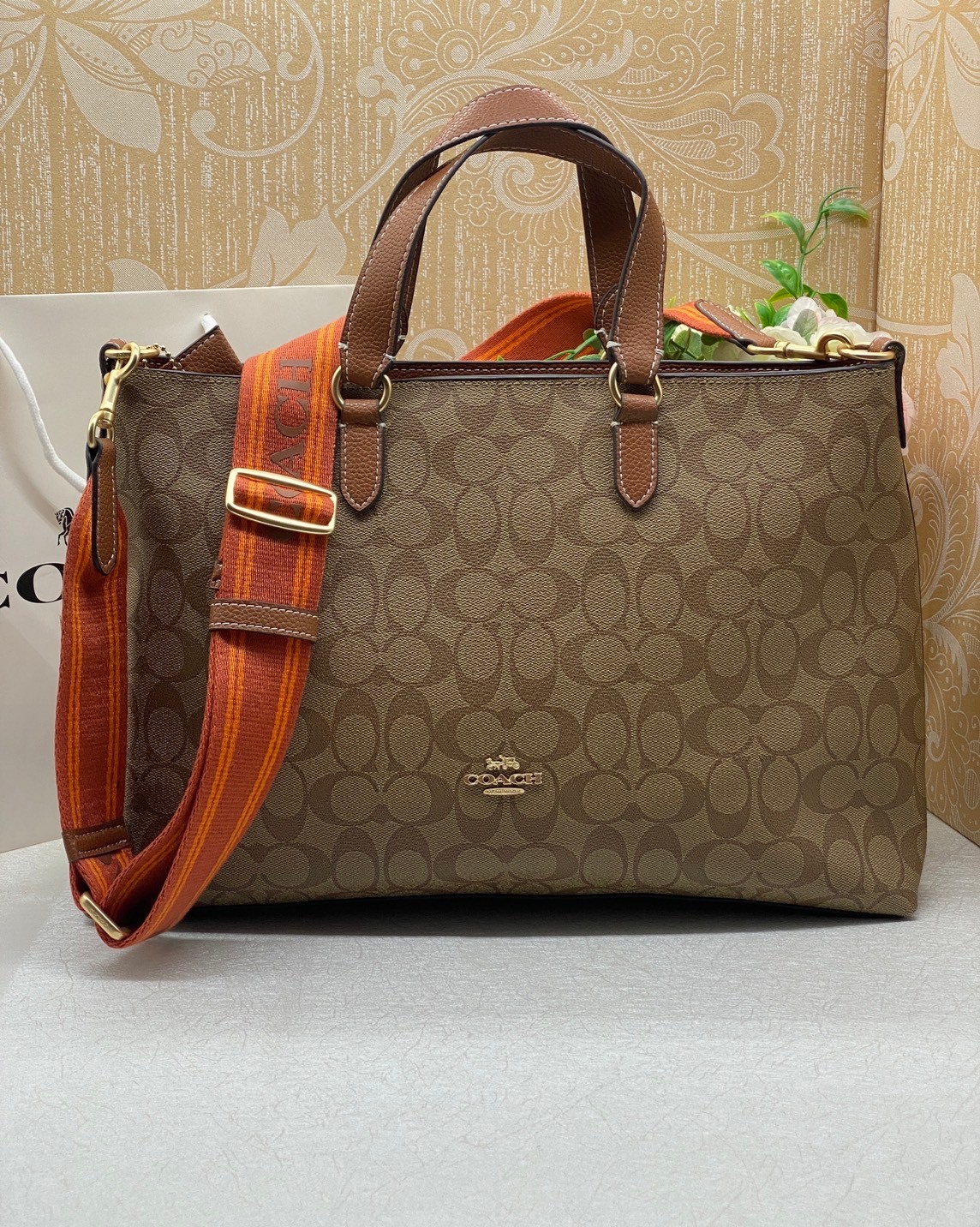 Coach Logan Carryall In Signature Canvas / COACH Tote In Signature Canvas Bag กระเป๋าทรงโท้ท พร้อมสายผ้าสปอร์ต ภายในโล่งกว้าง มีหูจับในตัวและสายครอสบอดี้ ปรับระดับได้ รับไอเท็มนี้ไปใช้ยังไงก็ไม่มีวันเบื่อจ้า เอาอยู่ทุกลุค ทุกวัน!!