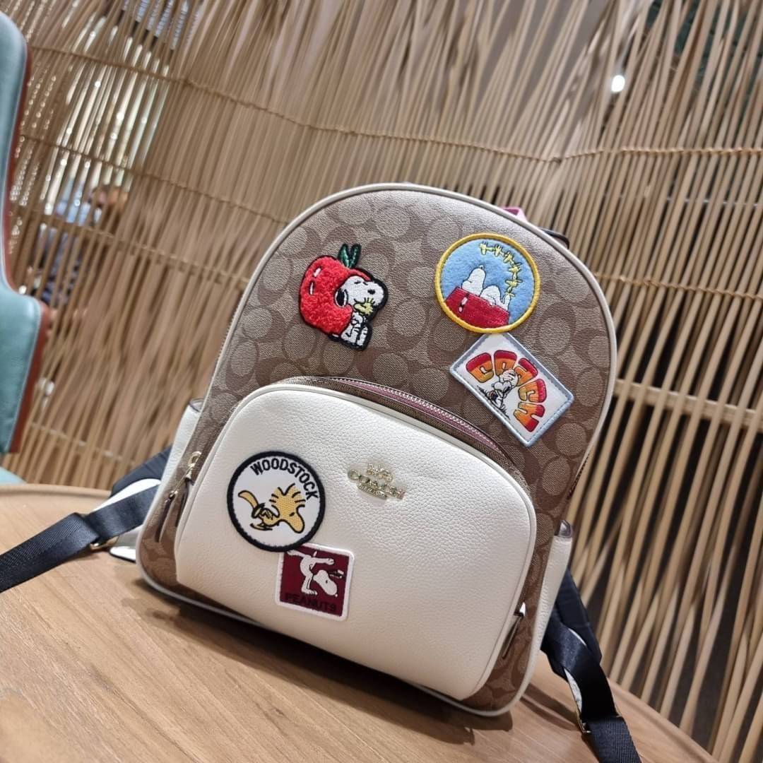 COACH C4115 COACHxPEANUTS COURT BACKPACK IN SIGNATURE CANVAS WITH VARSITY PATCHES แรงดีไม่มีตก กับคอลเลคชั่นที่ใครๆก็หลงรัก กระเป๋าเป้ทรงสวย ดีไซน์ตกแต่งลายสนูปพี โดดเด่นกว่าใคร วัสดุหนังแคนวาสสลับหนัง pepble ลงตัวที่สุด เป็นไอเท็มที่น่ารักและแฝงความหรูเล