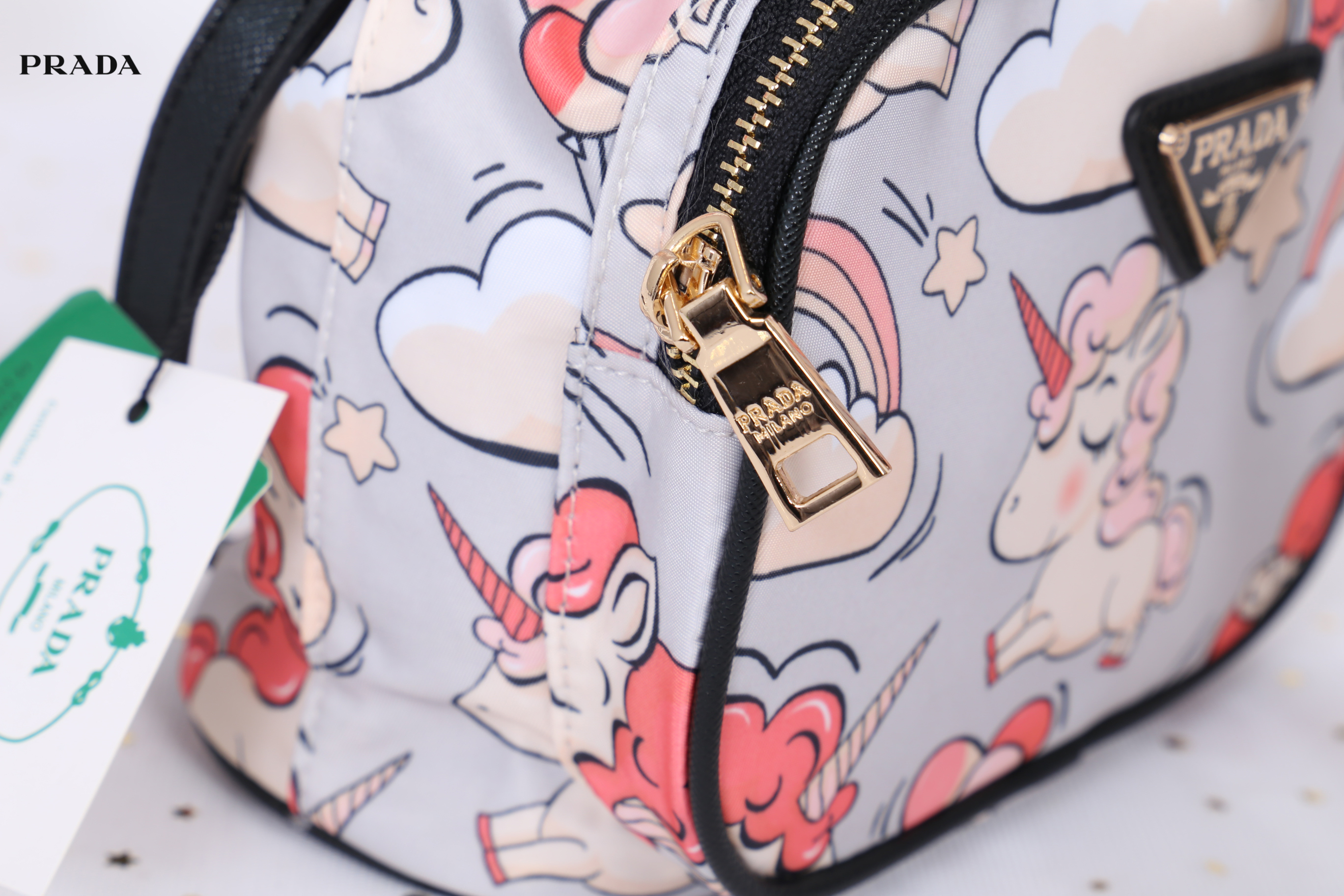 Prada bucket bag Premium gift New in! กระเป๋าถือหรือสามารถสะพายข้าง ทรงขนมจีบ สุดน่ารักดีไซน์ใหม่ super cute! วัสดุ nylon เนื้อหนา อะไหล่ทองด้านหน้ามีโลโก้แบรนด์ พร้อมช่องซิป กระเป๋า เปิดปิดแบบ drawstring ภายในกระเป๋าโล่ง ใส่ของได้จุ พร้อมสายยาวลาย saffia