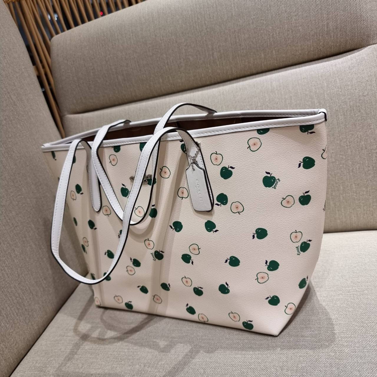 OUTLET 】COACH C4119 CITY TOTE WITH APPLE PRINT COACH CITY TOTE WITH POPSICLE PRINT C4277 แจกความน่ารักสดใส ด้วย 2 รุ่น กับเหล่าแอปเปิ้ลเขียวที่ยกมาทั้งสวน!! และลวดลายไอศครีมโทนชมพูแสนหวาน ดีไซน์ดึงดูดความสนใจได้ดีเลยทีเดียว กระเป๋าทรงช็อปปิ้งใบใหญ่ ที่จุย