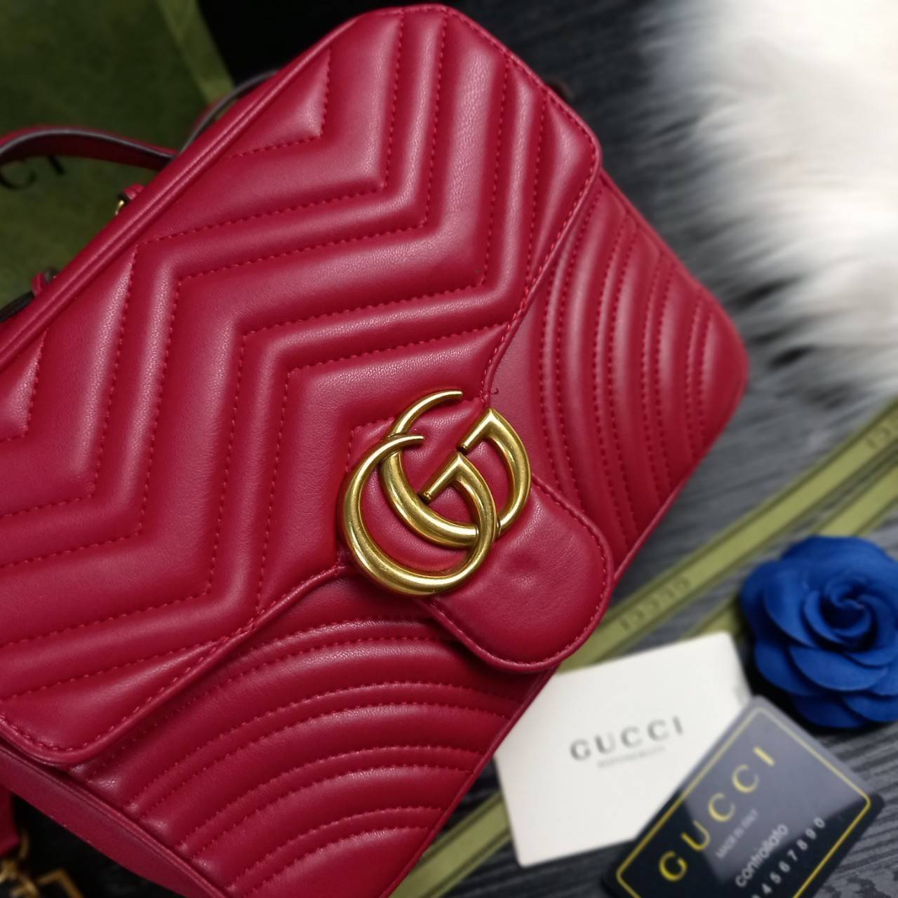 VIP GUCCI GG MARMONT TOP HANDLE SHOULDER BAG / BOLSA GG MATELASSE กระเป๋าถือ กระเป๋าสะพาย คอลเลคชั่นสุดหรู มาพร้อมสายสปอร์ตสะพายยาว สามารถปรับระดับได้ ถอดได้ เป็นอีกรุ่นที่โดดเด่นมากๆ การใช้งานคล้องตัวสุดๆ โดดเด่นด้วยโลโก้ GG ขนาดใหญ่เป็นเอกลักษณ์