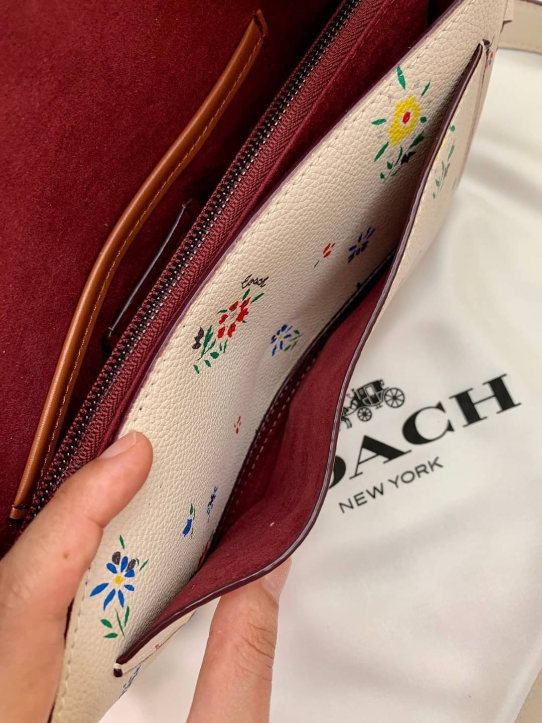 OUTLET 】รุ่นหายาก รุ่นตามหา ห้ามพลาดค่ะ! COACH TABBY FLORALPRINT ((B2081-630)) Wildflower-print Leather Shoulder Bag In White พร้อมส่งอีกครั้งค่ะ! กระเป๋าหิ้ว//สะพายไหล่//สะพายข้างได้หรือถือแบบคลัทออกงานได้เลย สุดคุ้ม! หนังแท้นิ่มอย่างดี 🌸 จุดเด่น