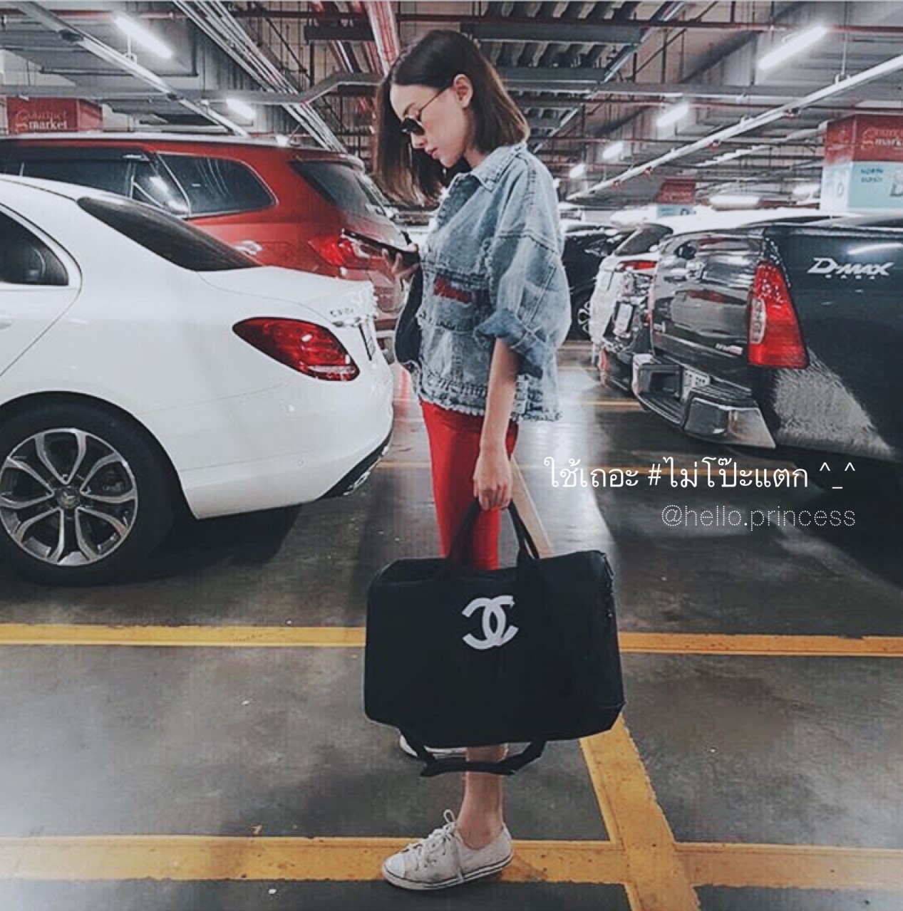 Chanel Duffel / Travel Bag กระเป๋าแบรนด์ Chanel VIP gift Bag ของแท้ 100% ใช้เป็นกระเป๋าเดินทางหรือหิ้วไปฟิตเนส ไปยิม เก๋ๆก็ได้ค่ะ หัวซิปปั้มโลโก้ ด้านในเป็นช่องกว้าง และมีอีกหนึ่งช่องซิป ทำจากผ้าหนาผิวมัน กันน้ำได้ ดูเรียบ แต่หรู มาพร้อมสายยาว ถอดสายได้ ก