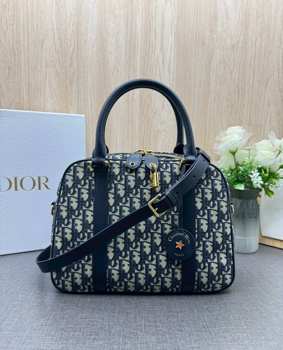 ORI หนังแท้ | DIOR Large D-Vibe Bowling Bag กระเป๋าทรงหมอนดีไซน์โบว์ลิ่งใบใหญ่ ทันสมัยใช้งานง่ายจุของได้เยอะ สวยสง่างามเป็นเอกลักษณ์
